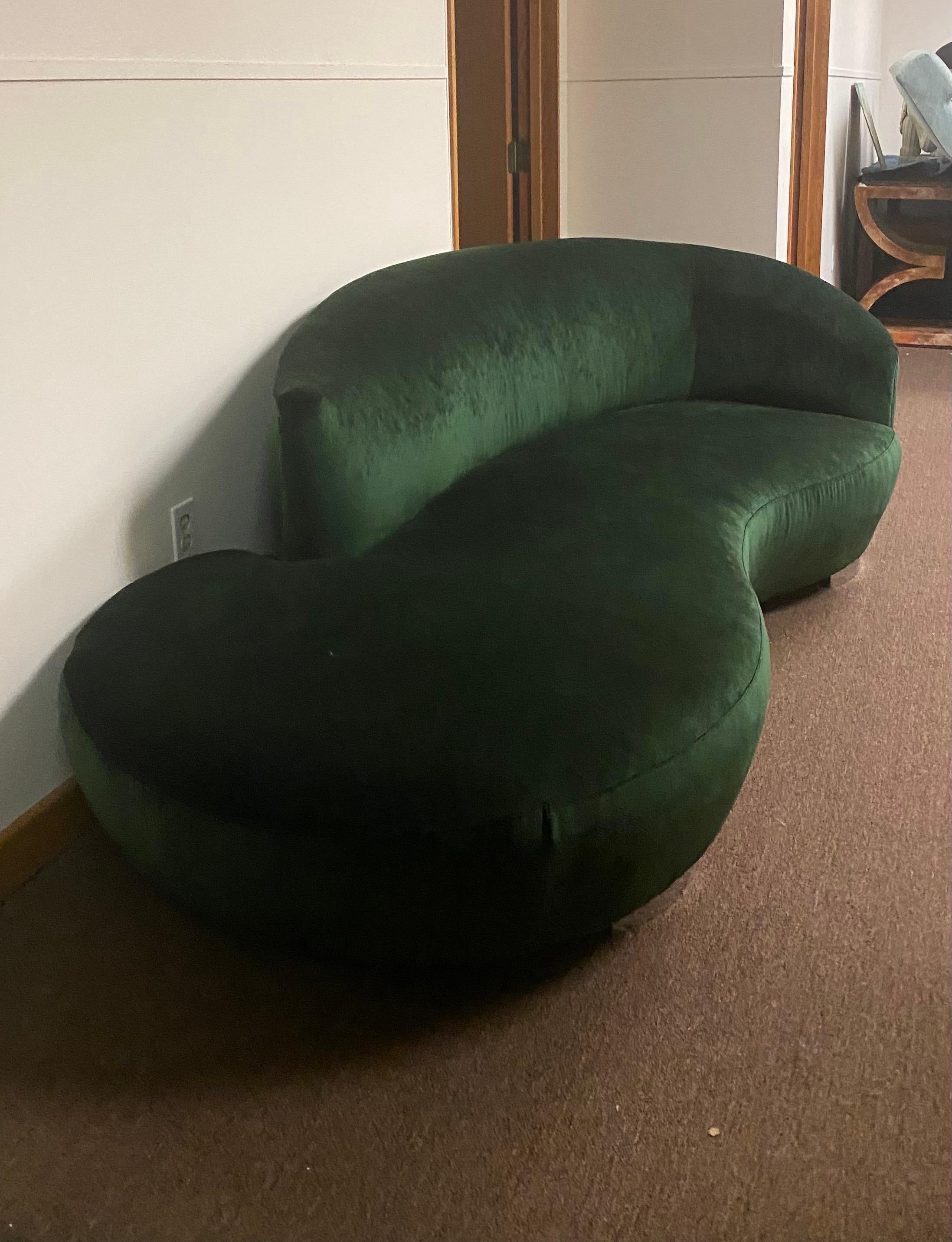 1980s Curved Cloud Dark Green Sofa In Good Condition In Farmington Hills, MI