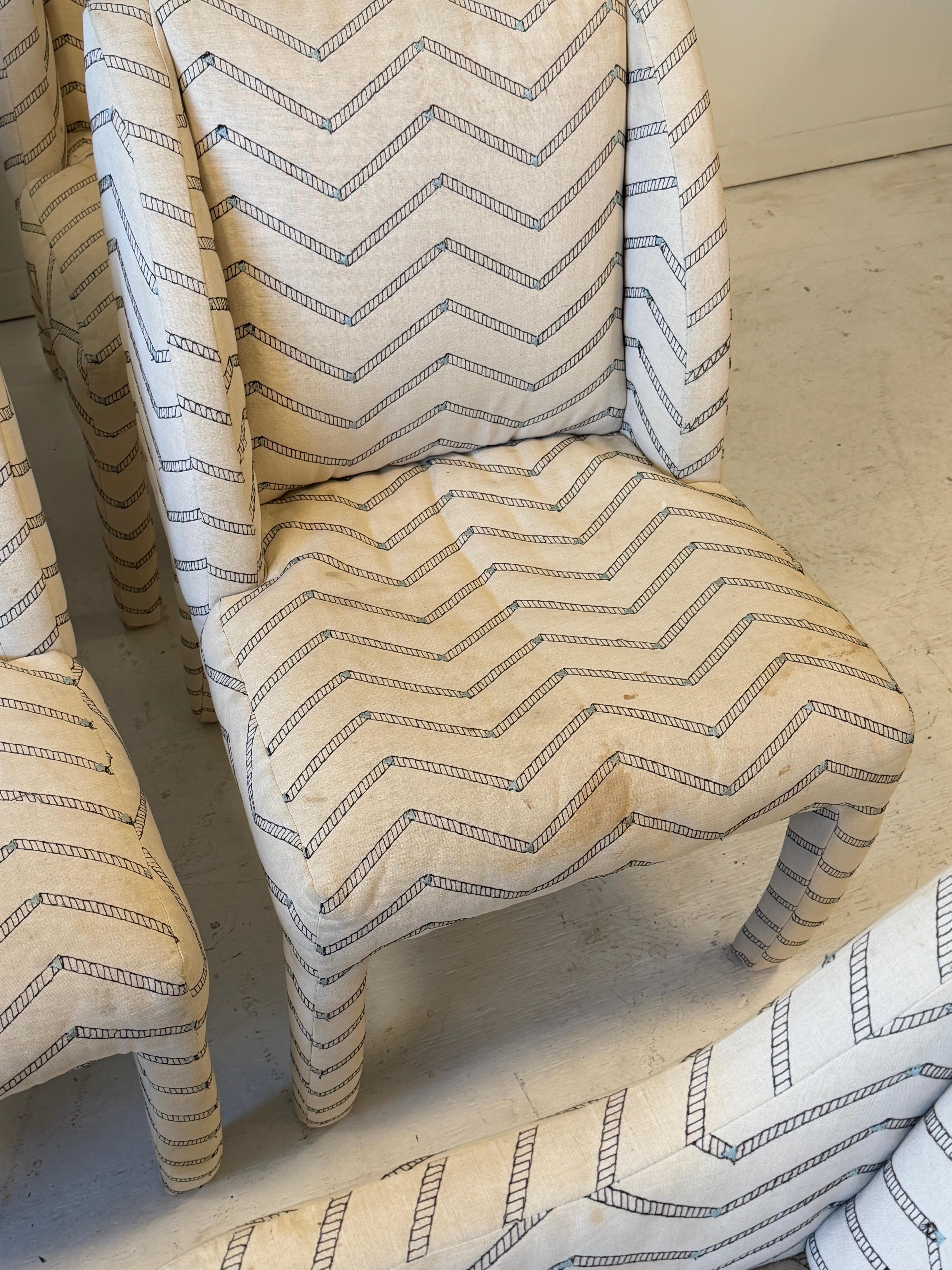 Außergewöhnlich schwer zu findendes Design, und das in einem großen 8er-Set mit zwei Kapitänssesseln. Sehr lustige postmoderne geschwungene Beine, großzügig proportioniert und bequem. Auf der Unterseite markiert.