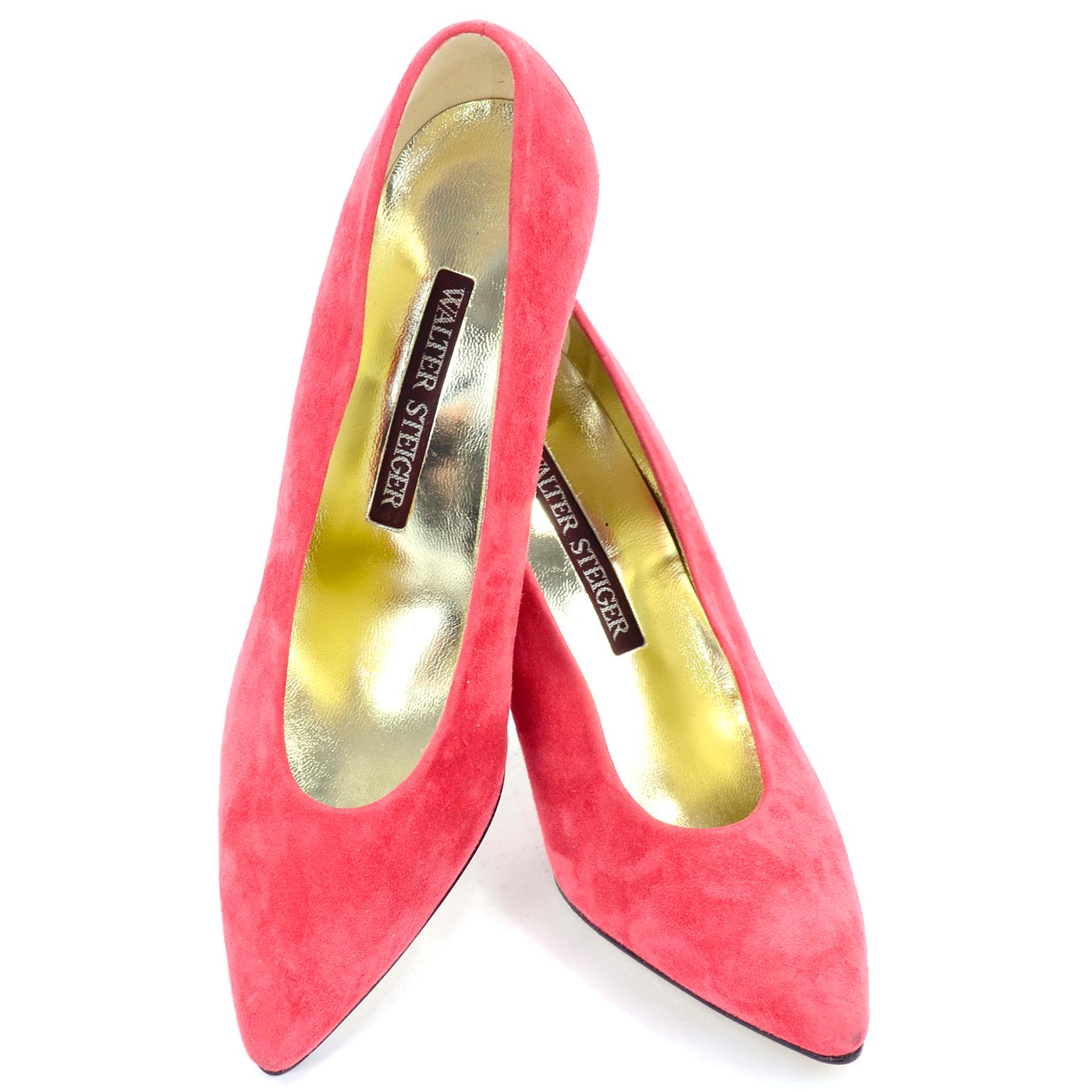 Ce sont d'incroyables chaussures vintage Walter Steiger en daim rose saumon ou rose corail.  Le talon se recourbe à l'arrière et est fabriqué dans un métal argenté réfléchissant semblable à un miroir. Porté peut-être une fois, voire pas du tout.