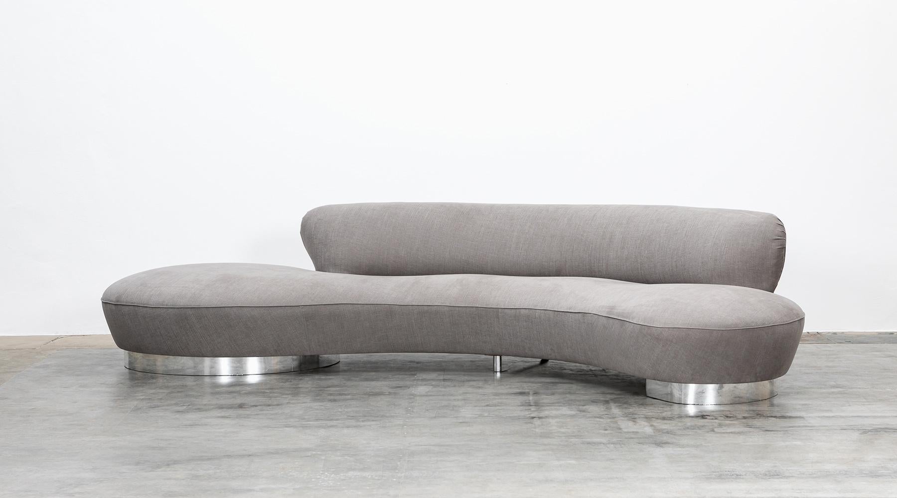 Sofa, new upholstery in high-quality fabric, warm grey, USA, 1980s.

Serpentine sofa by German-born American Vladimir Kagan. Manufactured for Club House Italia as part of their New York collection. Kagan has made himself a name through his