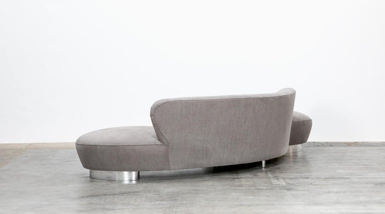 1980s Warm Grey, New Upholstery Sofa by Vladimir Kagan In Good Condition In Frankfurt, Hessen, DE
