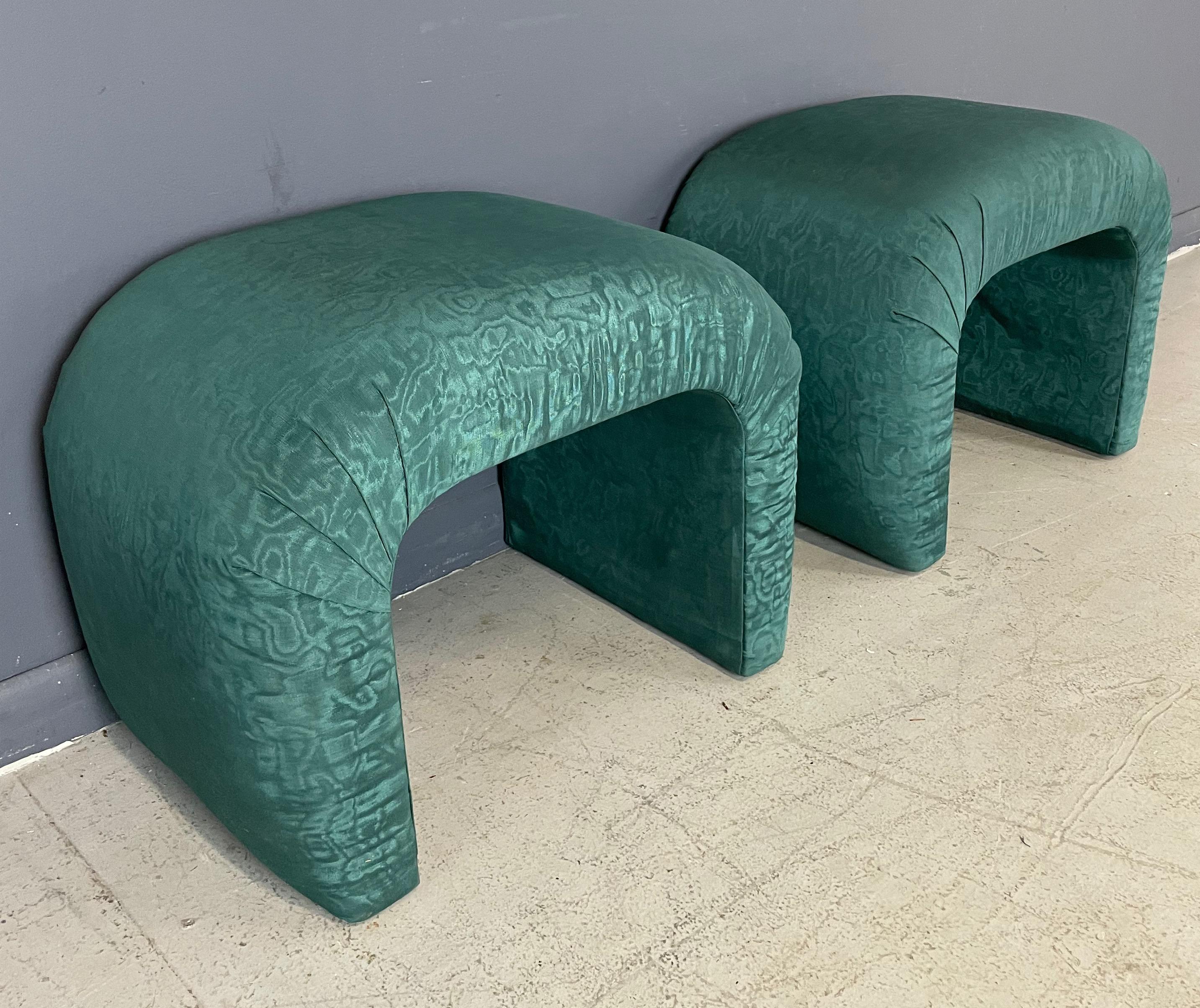 Bancos en cascada de los años 80 en tela verde moaré al estilo de Karl Springer Norteamericano en venta