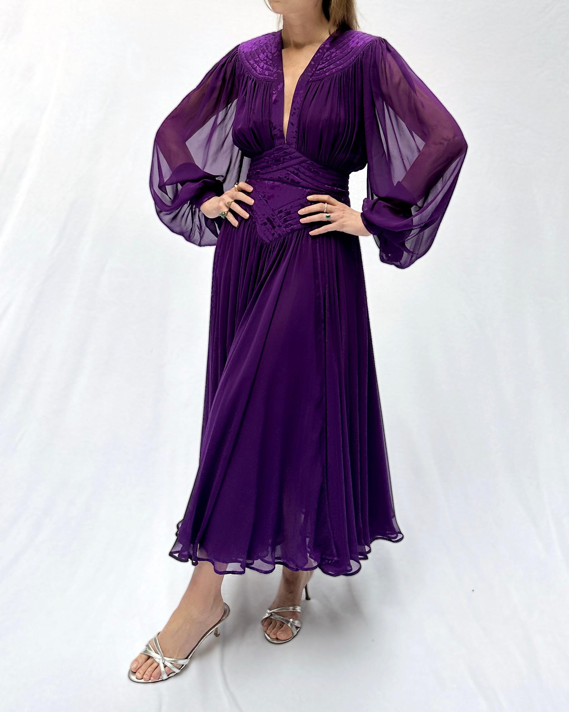 Cette robe vintage des années 1980 de Wayne Clark est une pure magie - la majestueuse couleur violette semble étonnante sur tout le monde. Wayne Clark est un styliste canadien, connu pour ses créations de couture sur mesure et ses tenues de soirée