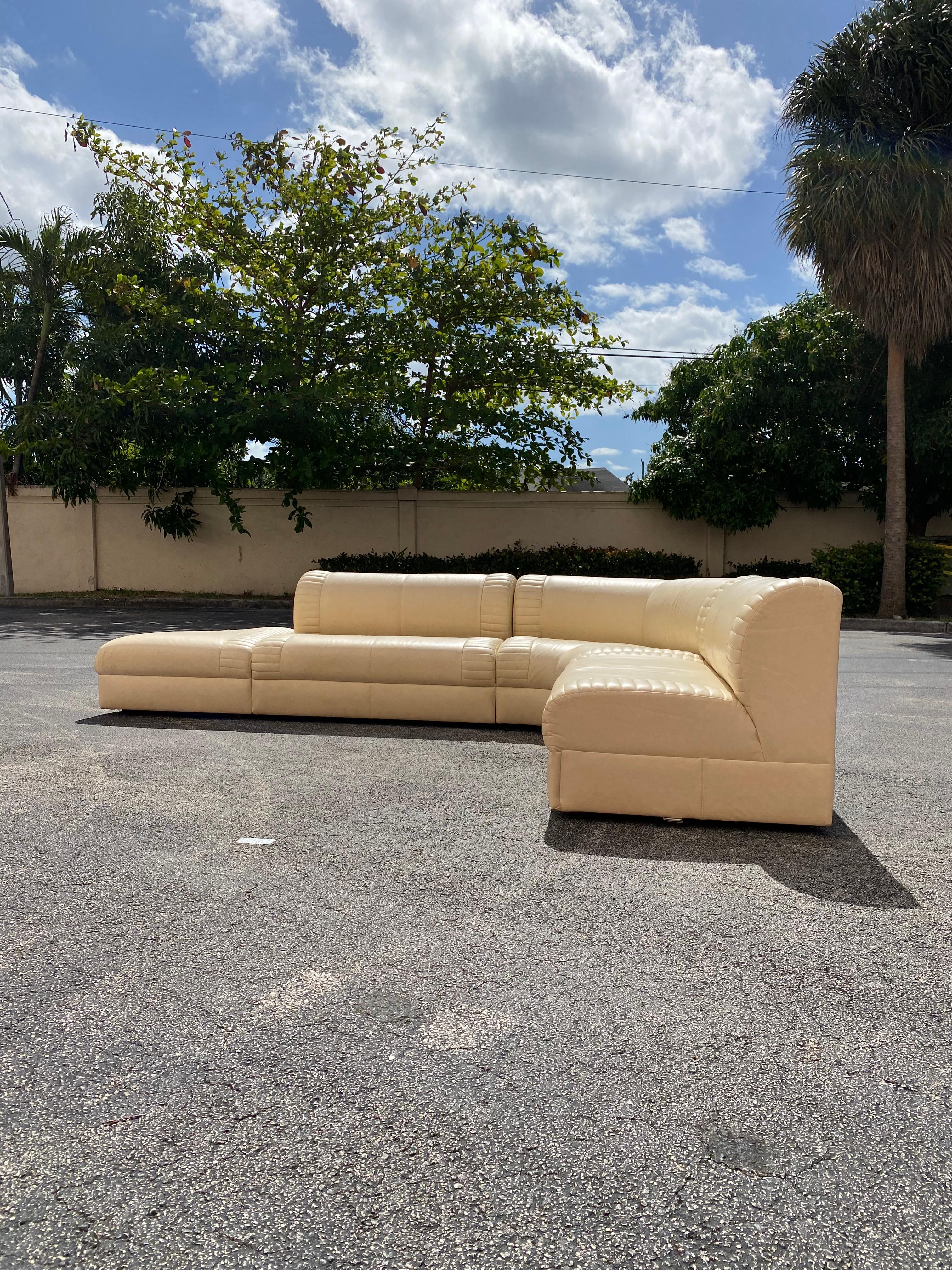 1980s Weiman Serpentine Modular Beige Leather Sectional For Sale 4