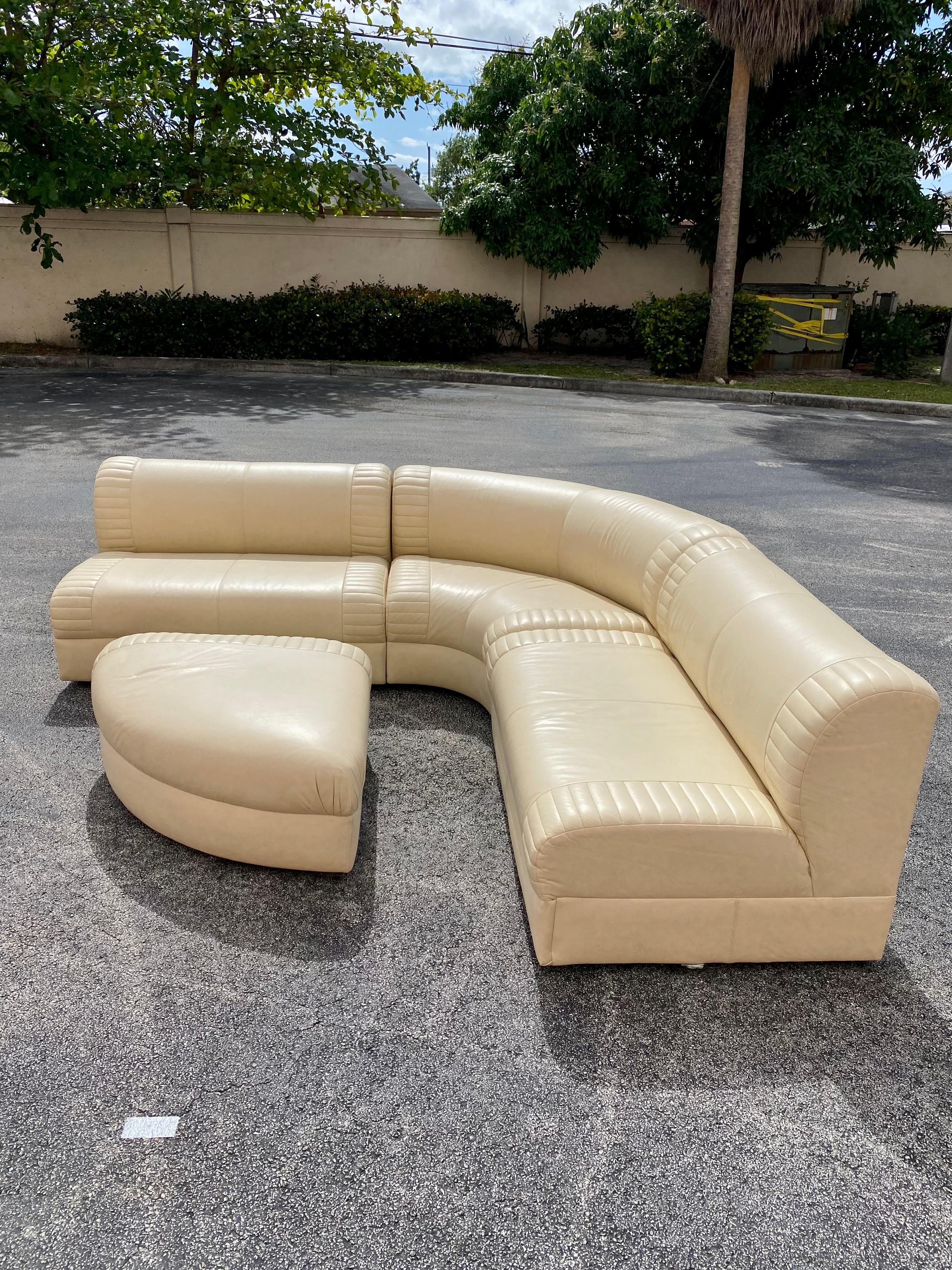 1980s Weiman Serpentine Modular Beige Leather Sectional In Good Condition For Sale In Fort Lauderdale, FL