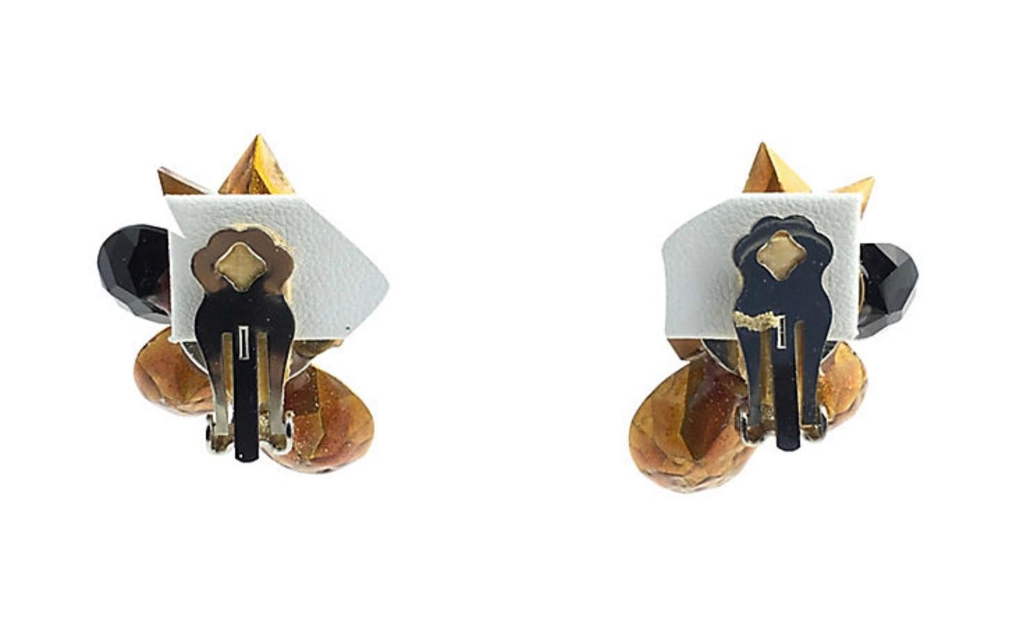 vergoldetes Metall- und Kristallset von Wendy Gell aus den 1980er Jahren, bestehend aus drei Armreifen, einem Paar Ohrringe mit Clipverschluss und einer Brosche. Die Armreifen sind mit Scharnieren und Schnappverschluss versehen. Ohrringe: 1.5 