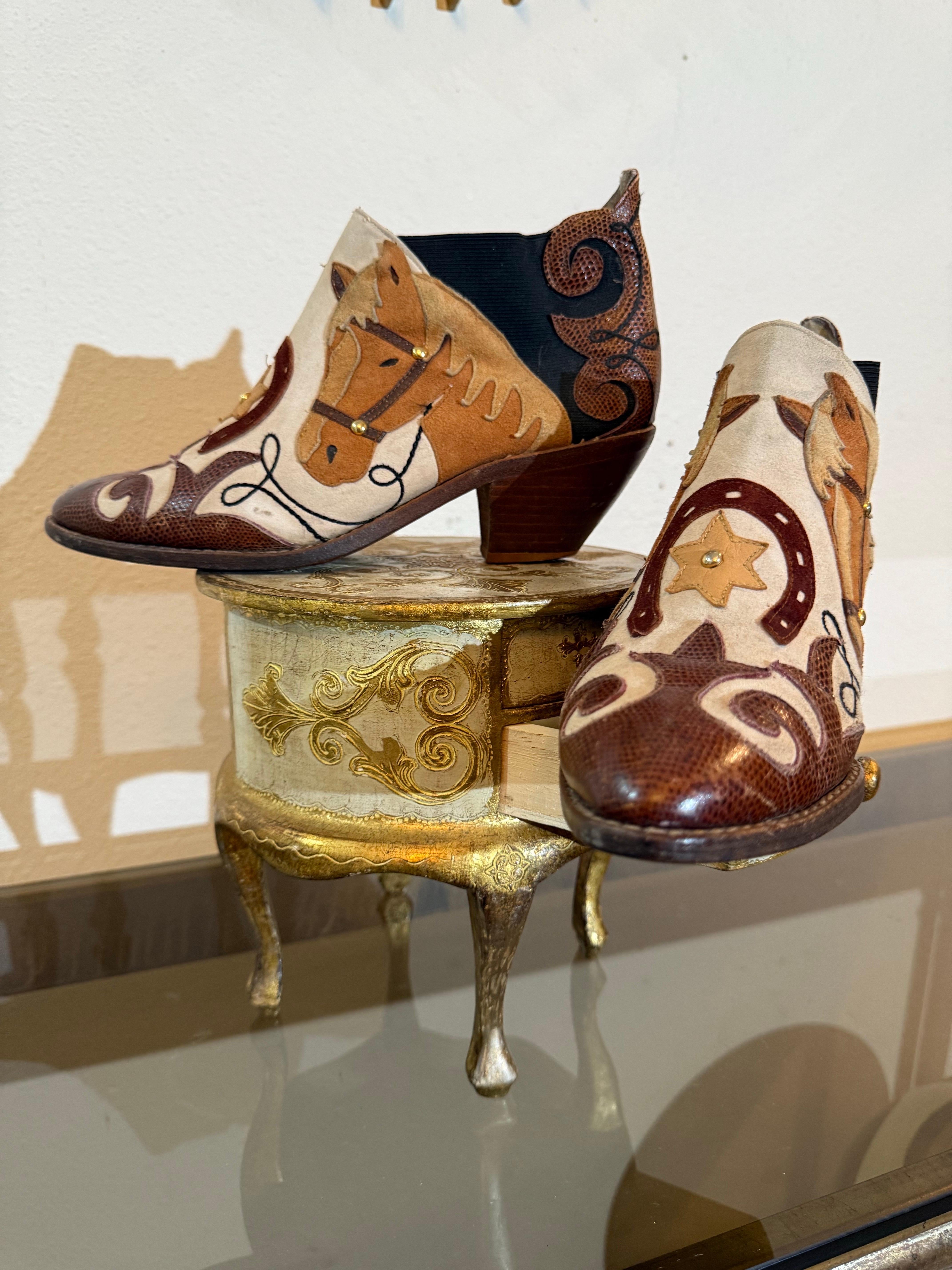 1980er Jahre Western Cowboy Pferd Motiv Stiefelette w Leder Applique Design:  Zalo Label Cowboystiefel mit einem fabelhaft detaillierten Pferdemotiv an der Seite. Spitz zulaufend, 
Knöchelhohe Stiefel mit kubanischem Absatz in Braun- und Cremetönen