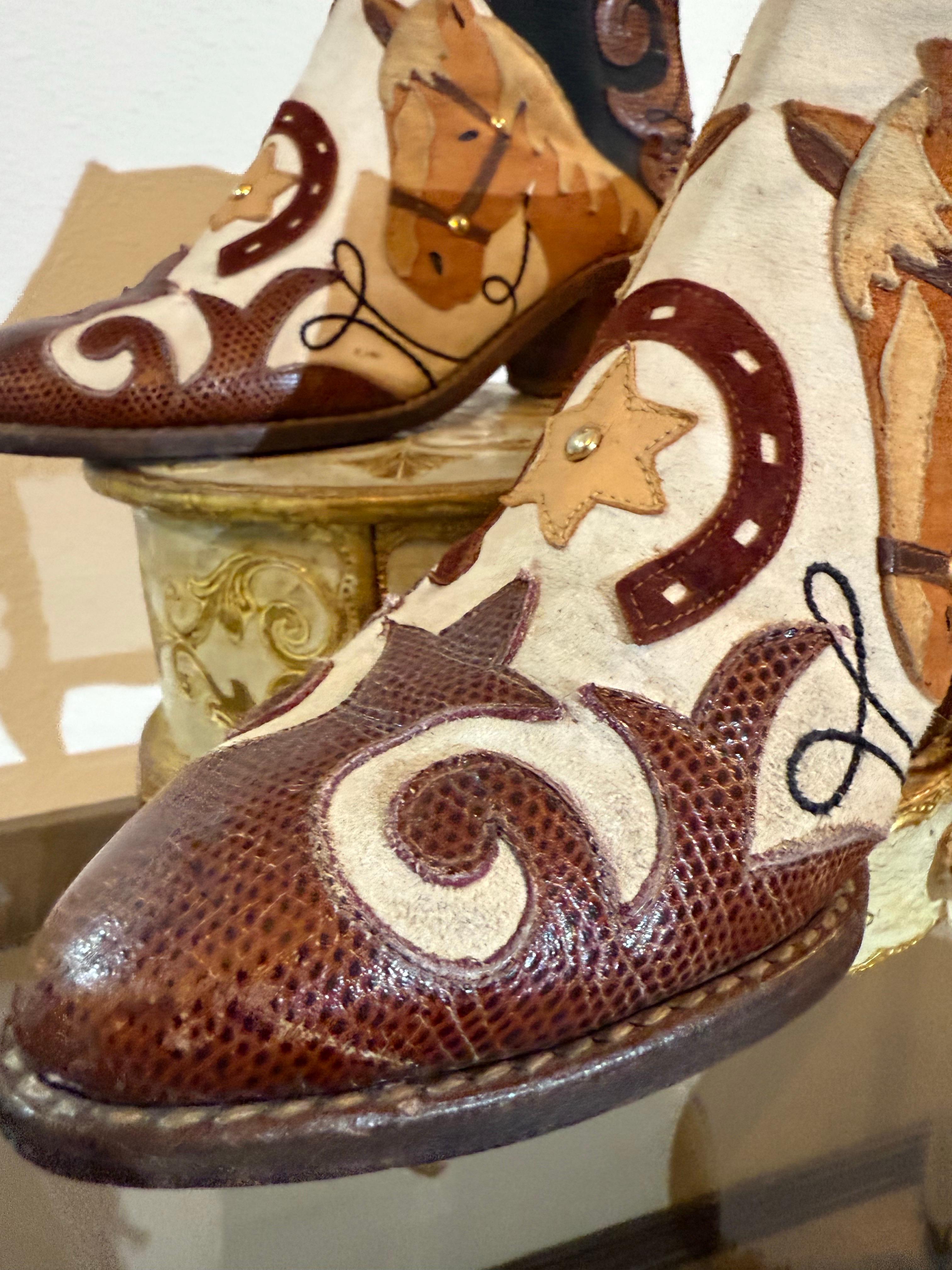 1980er Jahre Western Cowboy Pferd Motiv Stiefelette w Leder Applique Design (Braun) im Angebot
