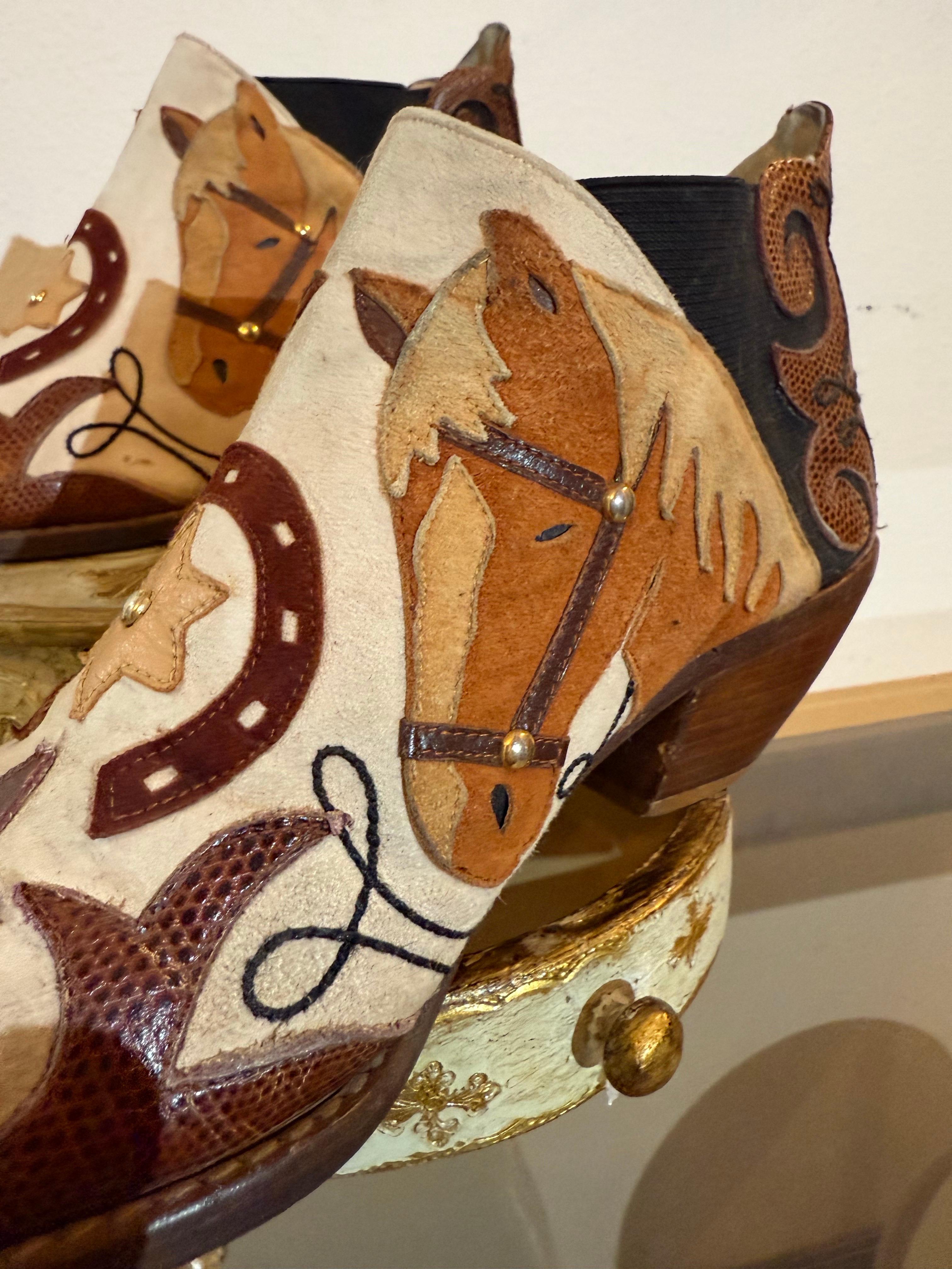 1980er Jahre Western Cowboy Pferd Motiv Stiefelette w Leder Applique Design im Zustand „Gut“ im Angebot in Gresham, OR