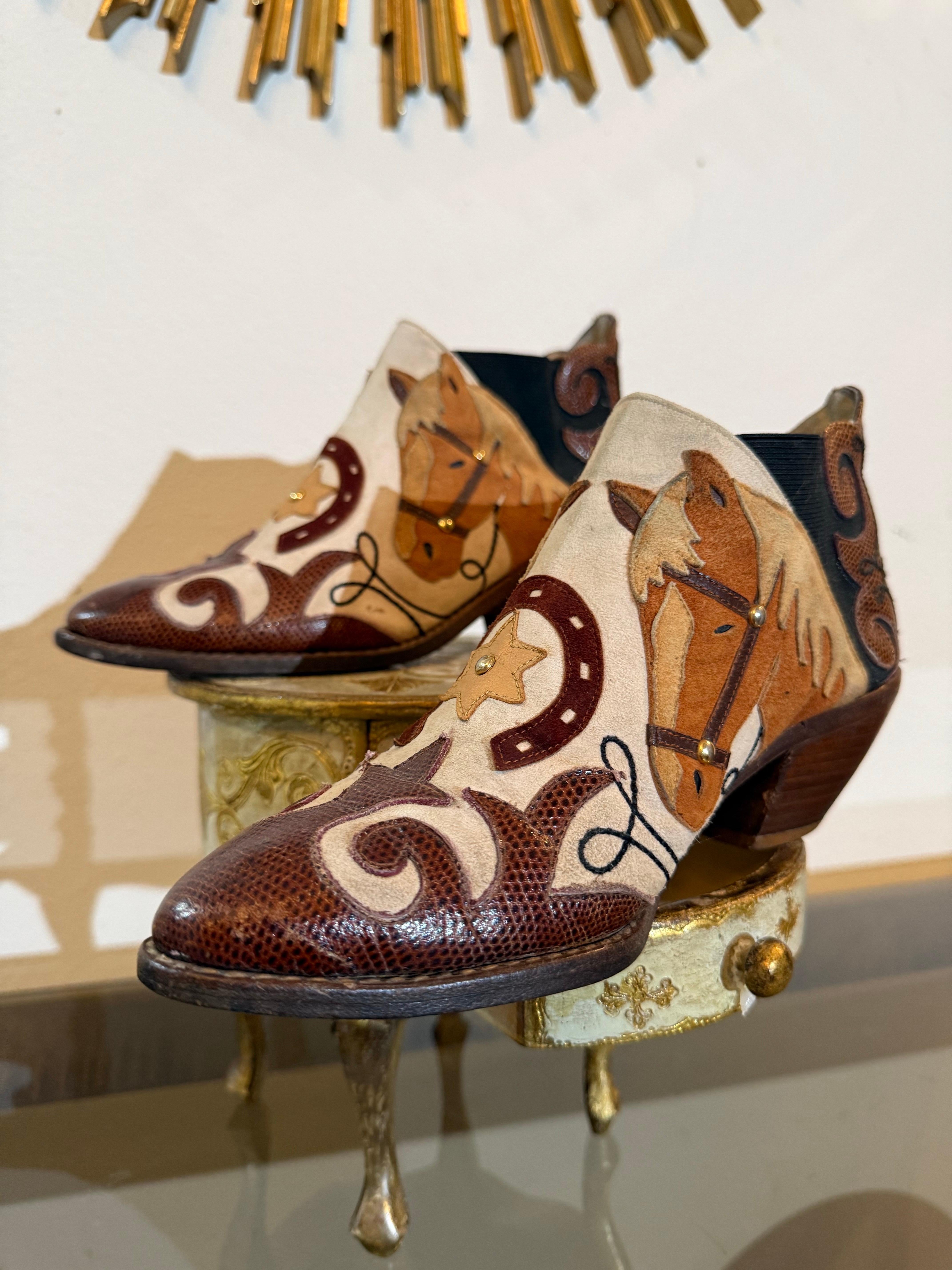 1980er Jahre Western Cowboy Pferd Motiv Stiefelette w Leder Applique Design im Angebot 1