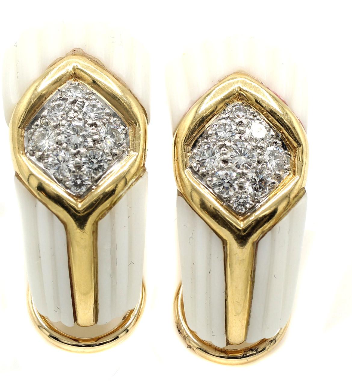 Pinzas para las orejas de los años ochenta, de bonito diseño y magistralmente elaboradas a mano. Coral blanco tallado con una incrustación de oro amarillo pulido de 18 quilates engastada en el centro con brillantes diamantes redondos de talla