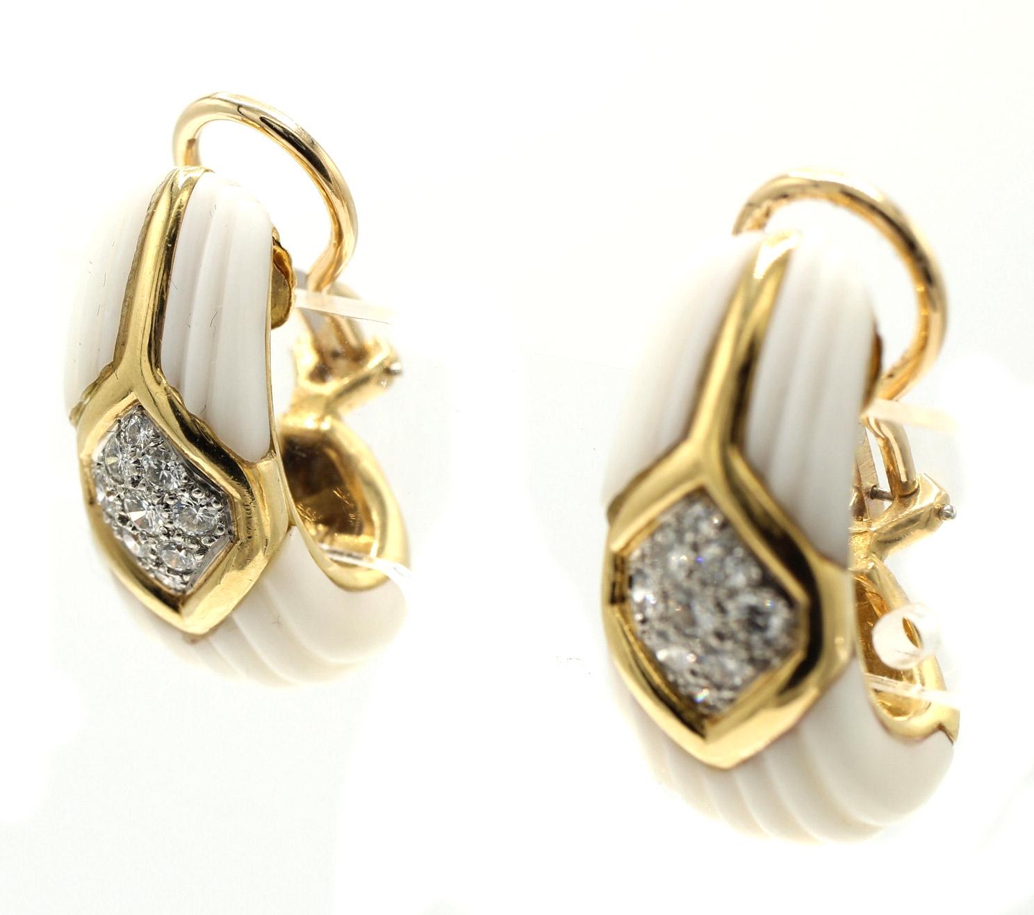Pendientes Oro Amarillo 18 Kilates Coral Blanco Diamante Años 80 en Excelente estado para la venta en New York, NY