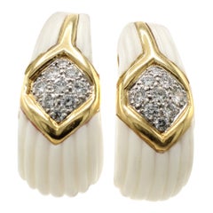 Fermagli per orecchie in oro giallo 18 carati con diamante e corallo bianco degli anni 
80