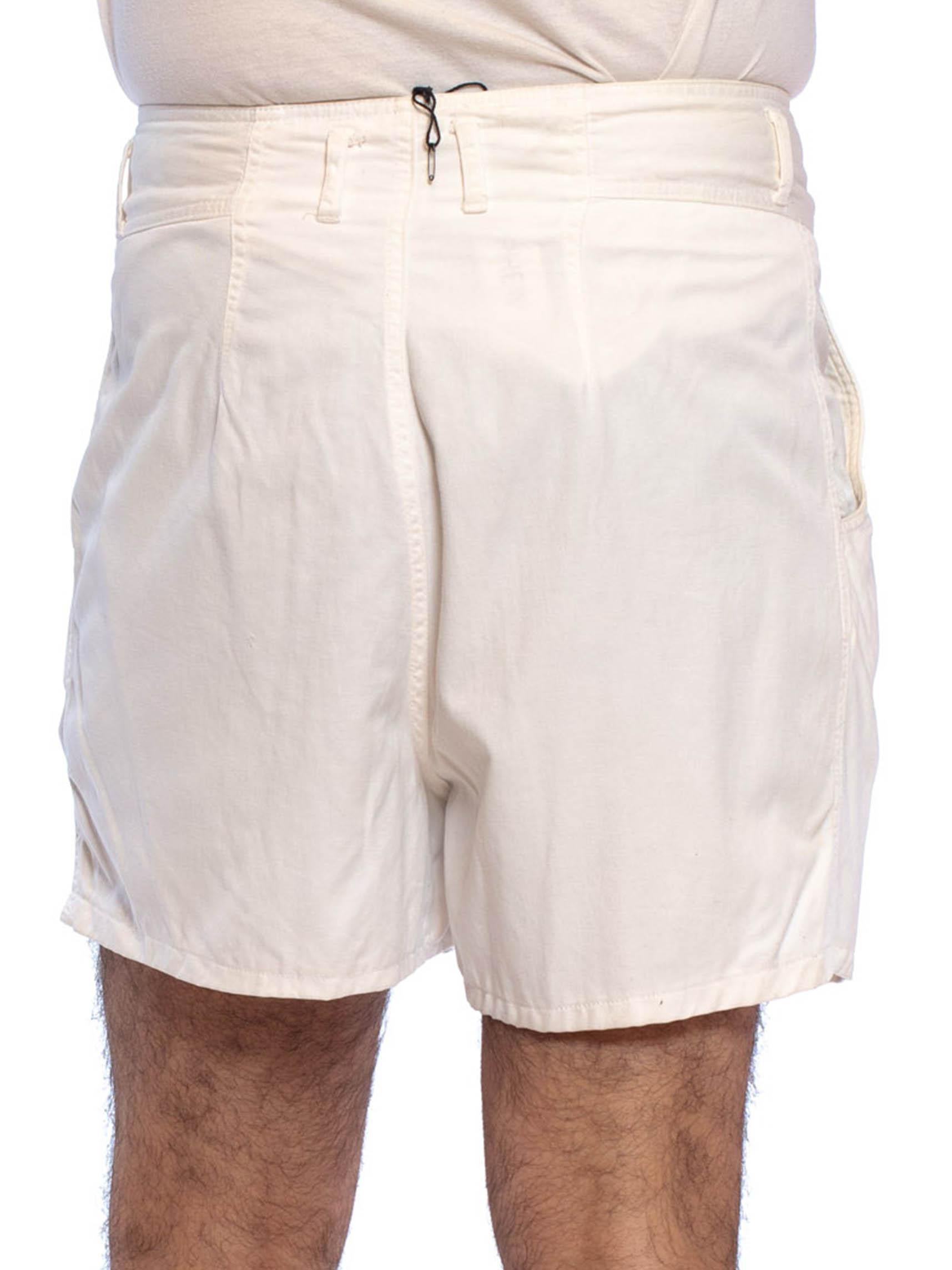 Weiße Baumwoll-Twill-Plissee-Tasche mit hoher Taille, 1980er Jahre  Shorts im Zustand „Hervorragend“ im Angebot in New York, NY