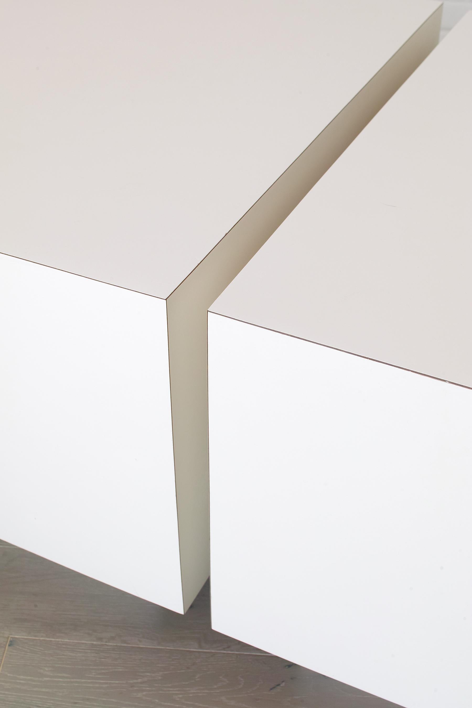 1980s White Formica Plinth Square End Tables In Good Condition For Sale In Brooklyn, NY