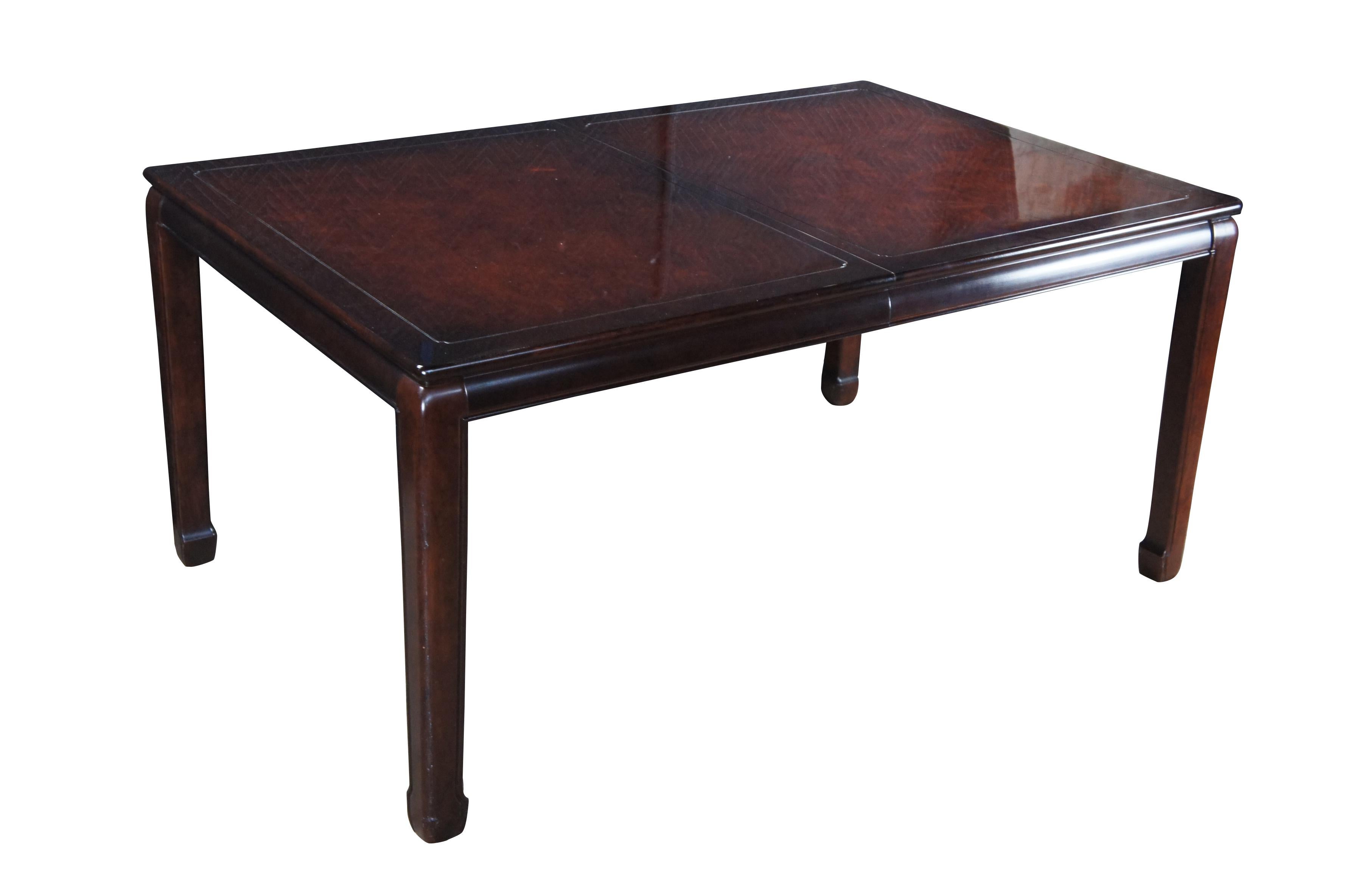 Table de salle à manger Mandarin de The Table Company des années 1980, 330-12.  Forme rectangulaire avec plateau en acajou et bois de ronce.  Comprend 2 feuilles pour les rallonges et les pads de table.

Dimensions :
40