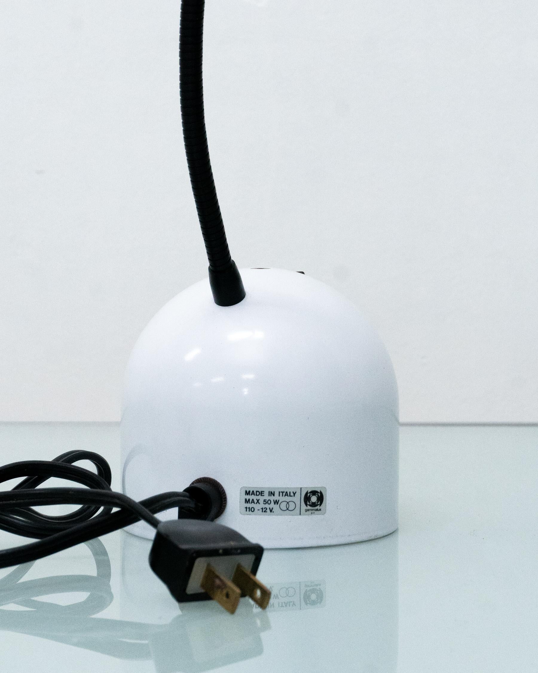 Lámpara de cuello de cisne Gammalux blanca y crema de los años 80, Made in Italy finales del siglo XX en venta