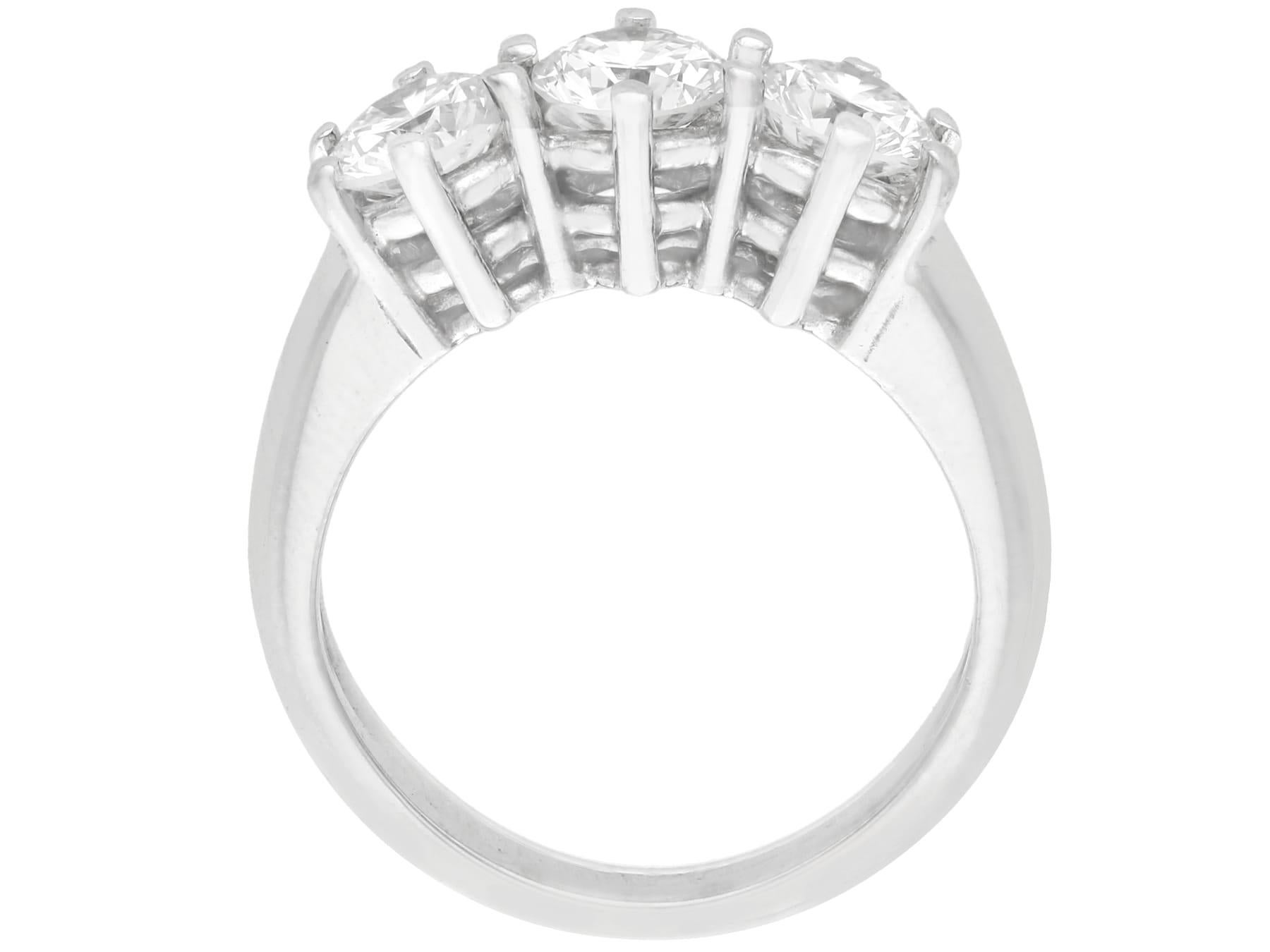 Vintage White Gold 1.18 Carat Diamond Three-Stone Trilogy Engagement Ring (Bague de fiançailles trilogie à trois pierres) en vente 1