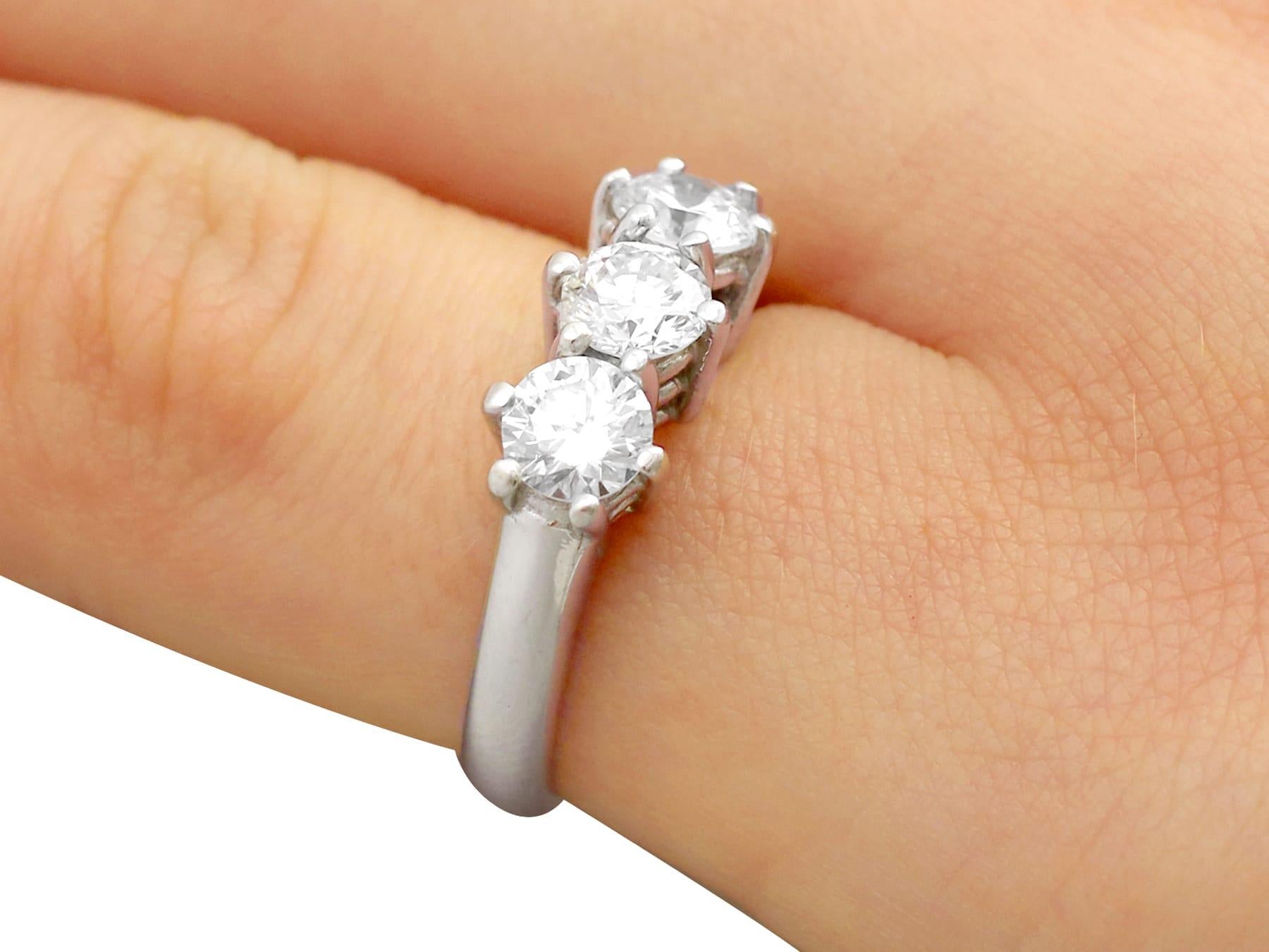 Vintage White Gold 1.18 Carat Diamond Three-Stone Trilogy Engagement Ring (Bague de fiançailles trilogie à trois pierres) en vente 3