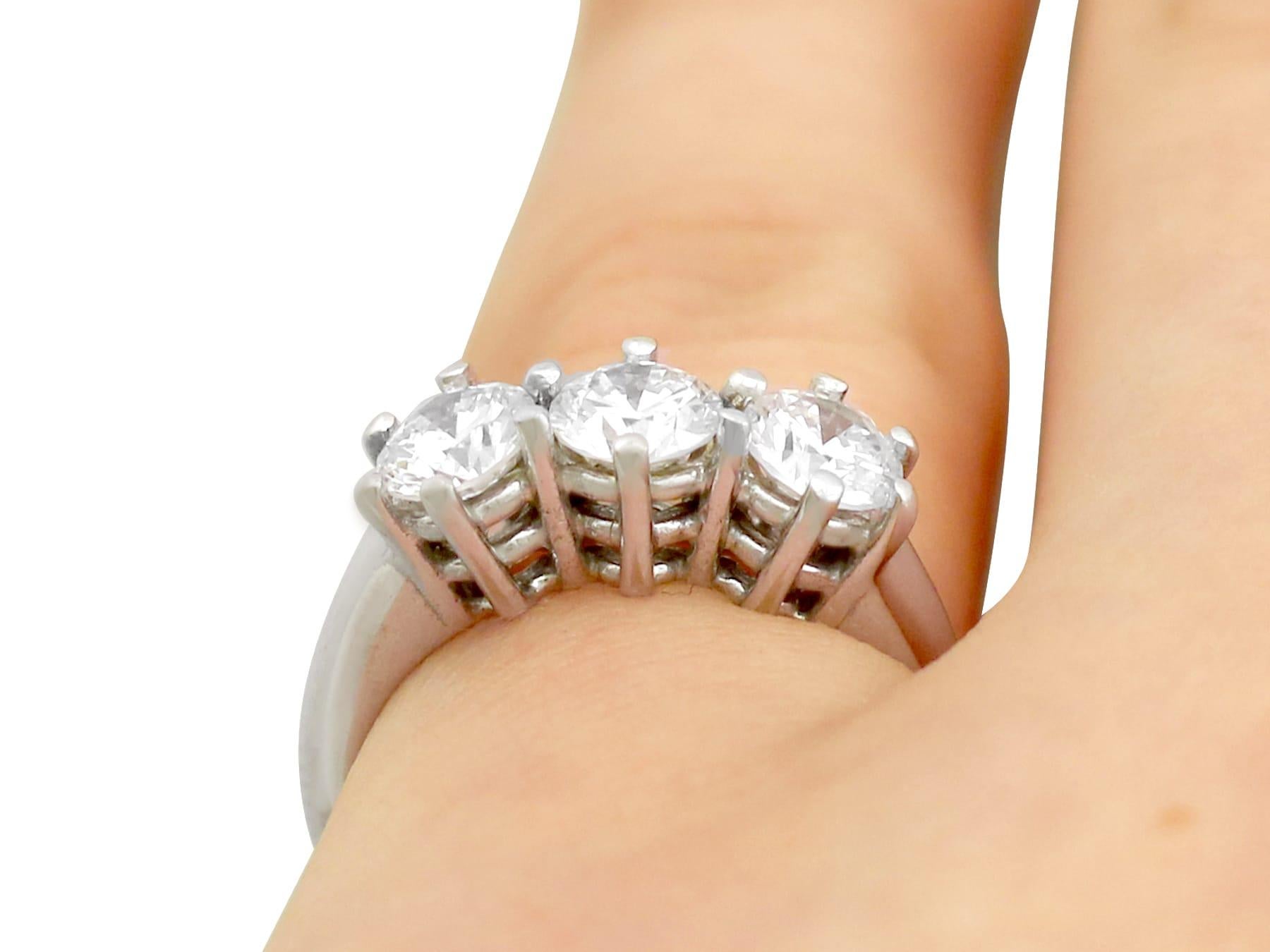 Vintage White Gold 1.18 Carat Diamond Three-Stone Trilogy Engagement Ring For Sale 2