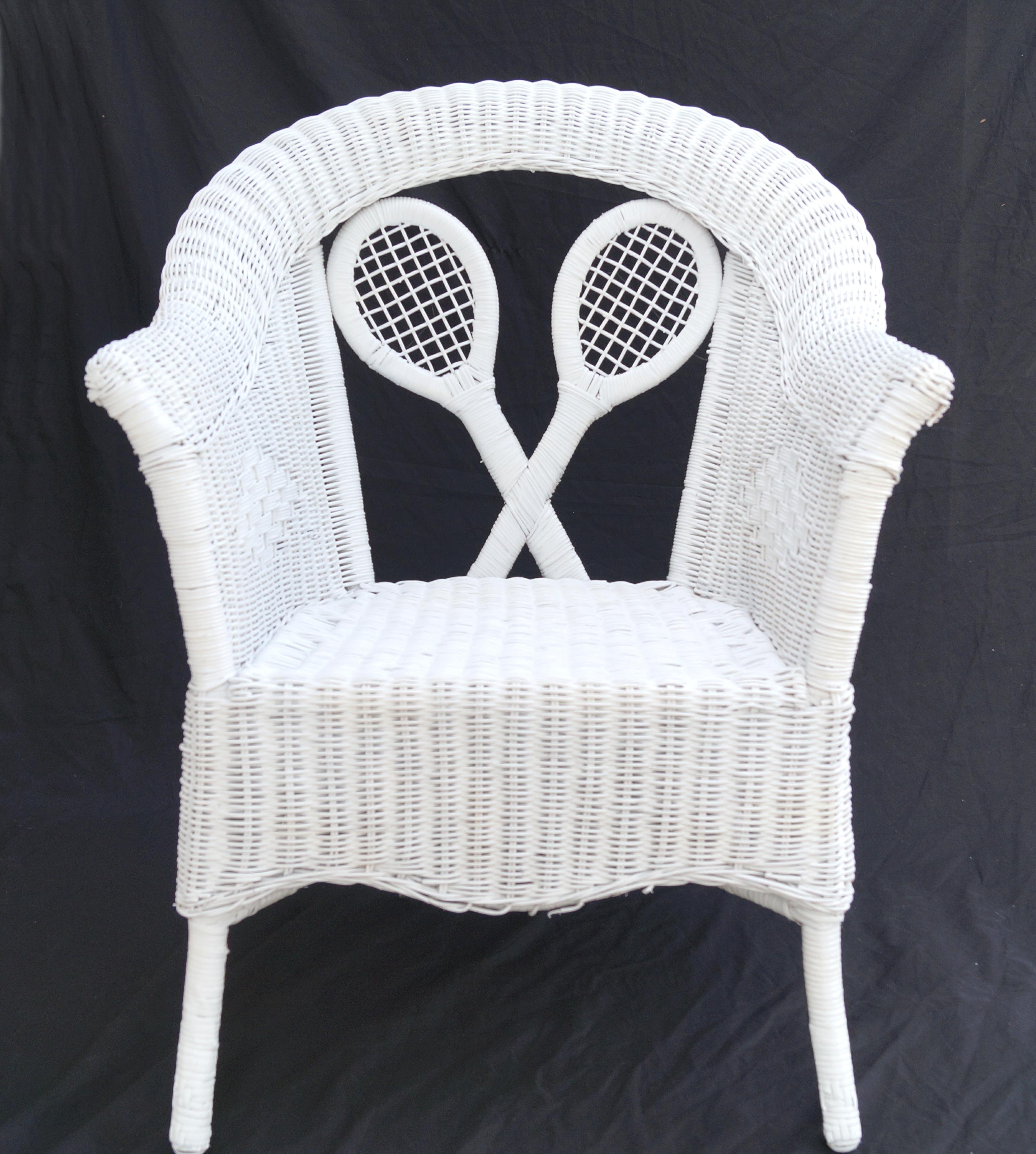Chaise longue en osier, style raquette de tennis Wimbledon, datant des années 1980, de marque HENRY. Pas de marquage, donc pas de certitude sur le fabricant.