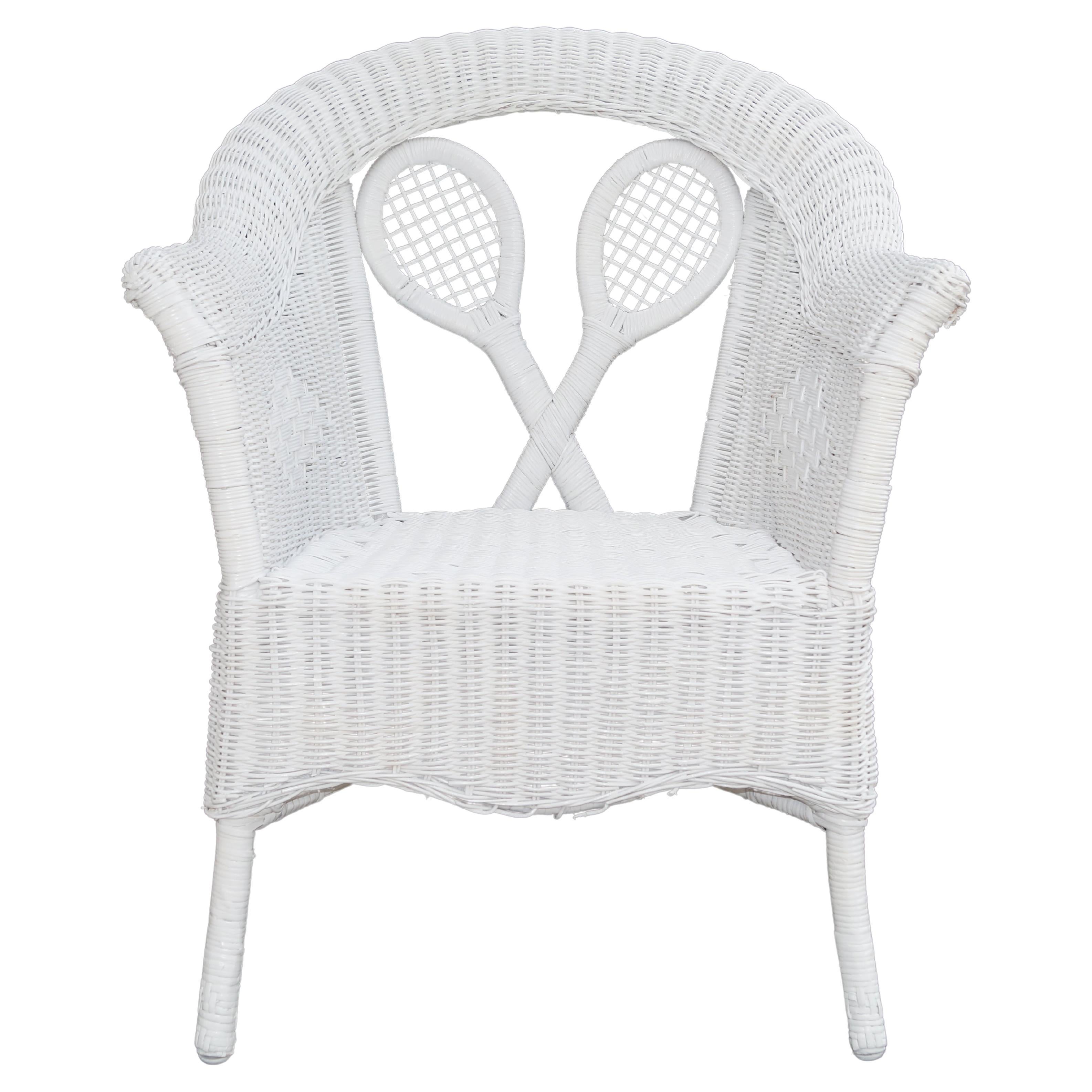 Sillón de mimbre blanco estilo Henry Link de los años 80 con raqueta de tenis de Wimbledon
