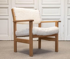Sillón de roble blanco de los años 80 retapizado con piel de oveja blanca de Hans J. Wegner