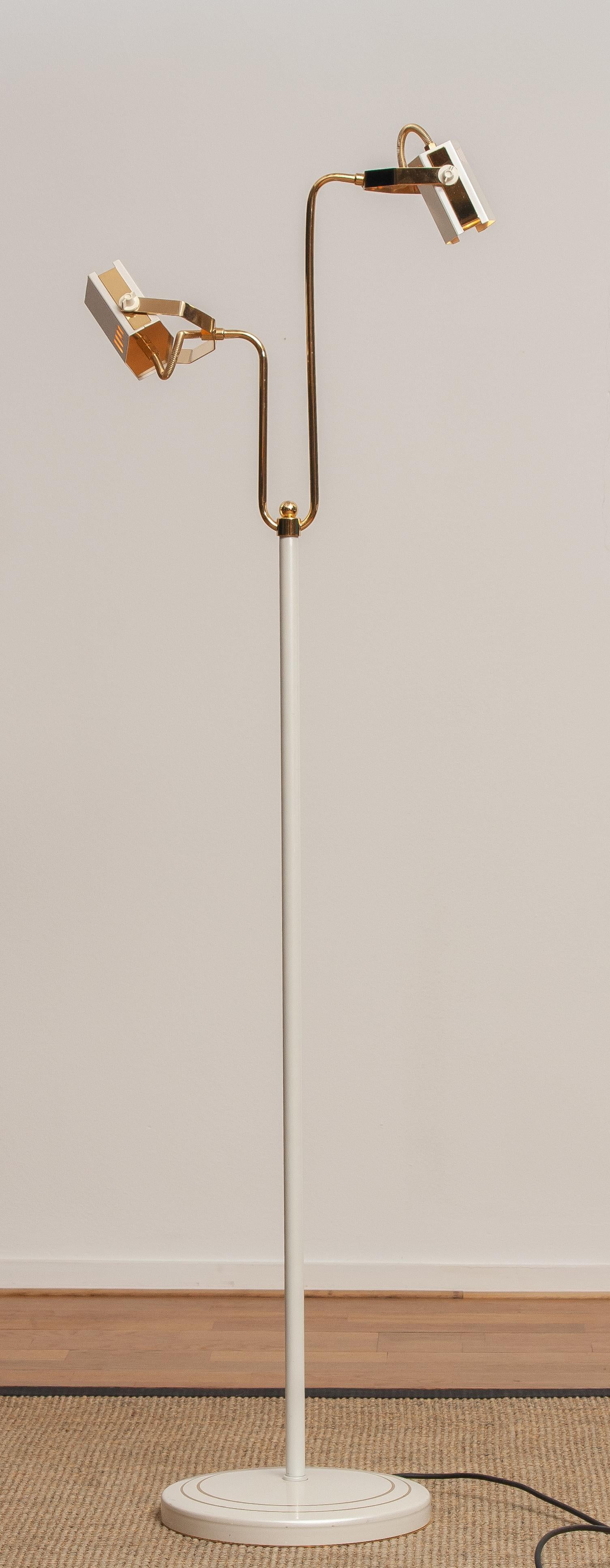 Beautiful 1980s design halogen floor lamp. 
This lamp is made of white-pearl lacquered metal and brass.
It is in a good and working condition, consistent with age and use.