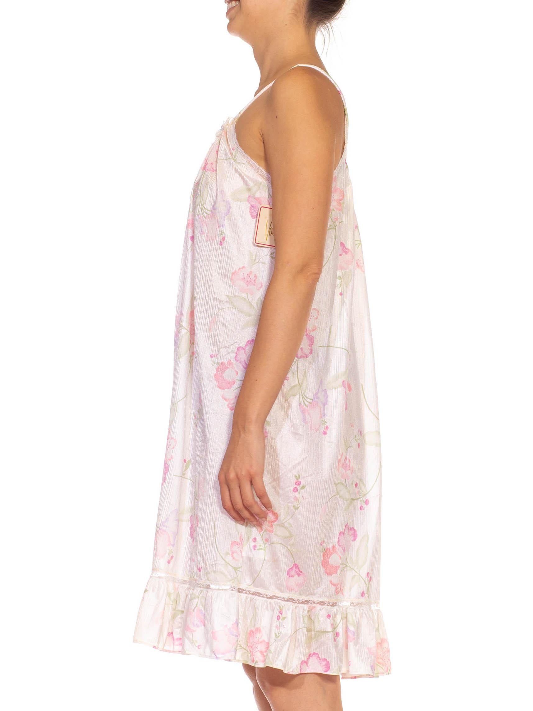 robe-culotte à bretelles en nylon à fleurs blanches et roses des années 1980