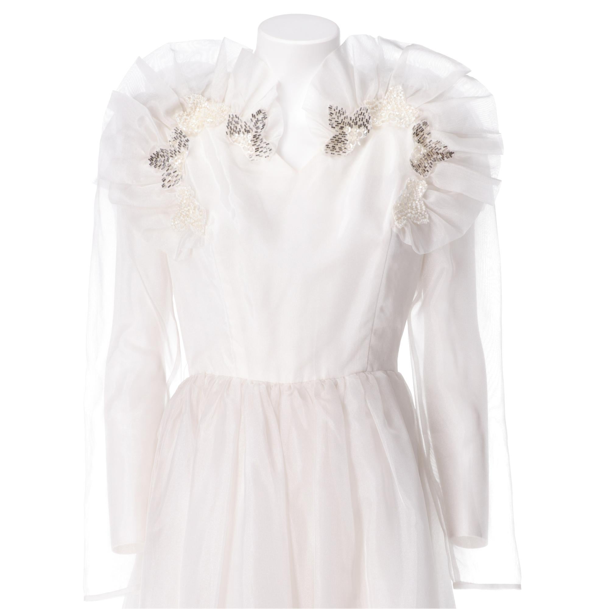 Weißes Hochzeitskleid aus den 1980er Jahren mit Volant Damen im Angebot