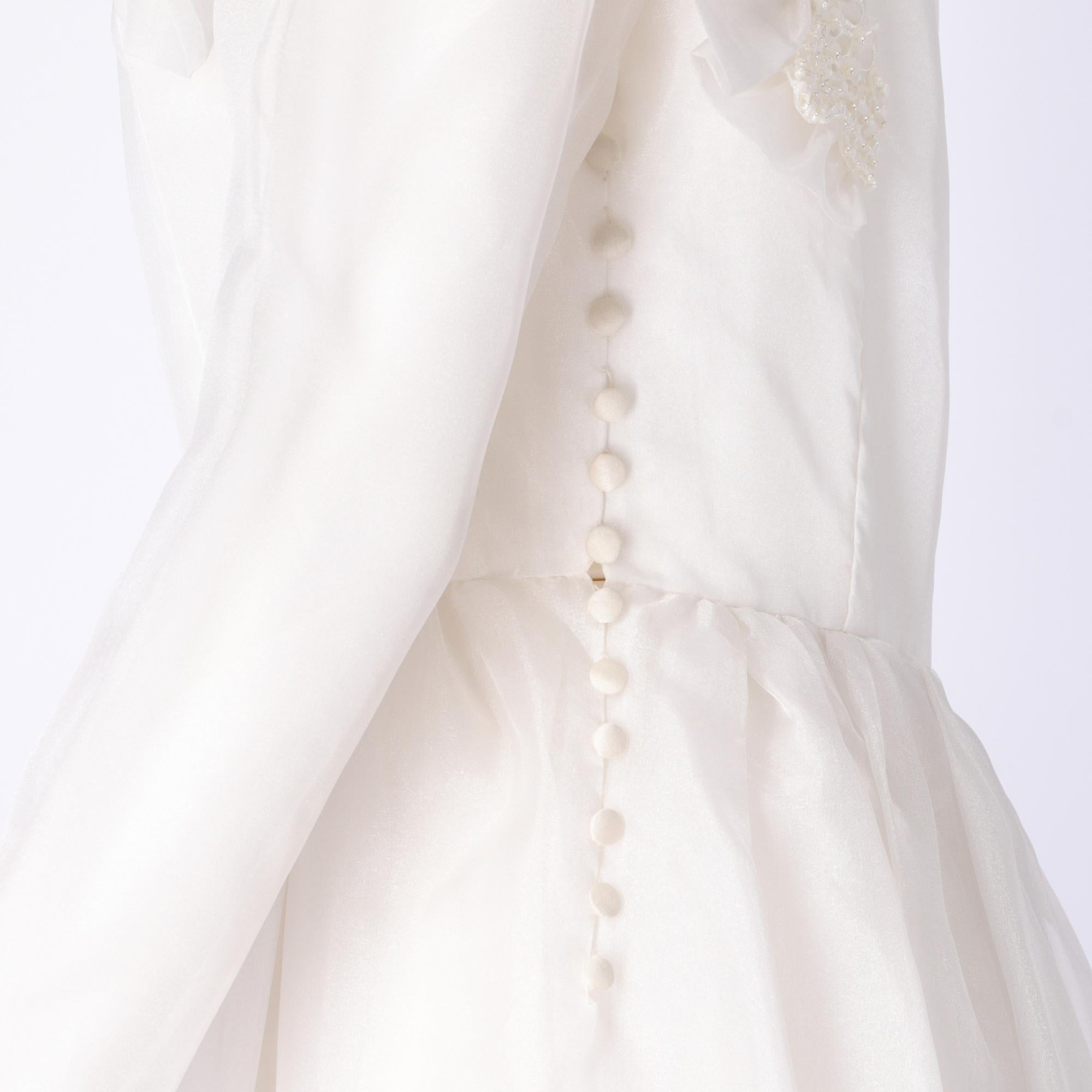 Weißes Hochzeitskleid aus den 1980er Jahren mit Volant im Angebot 1