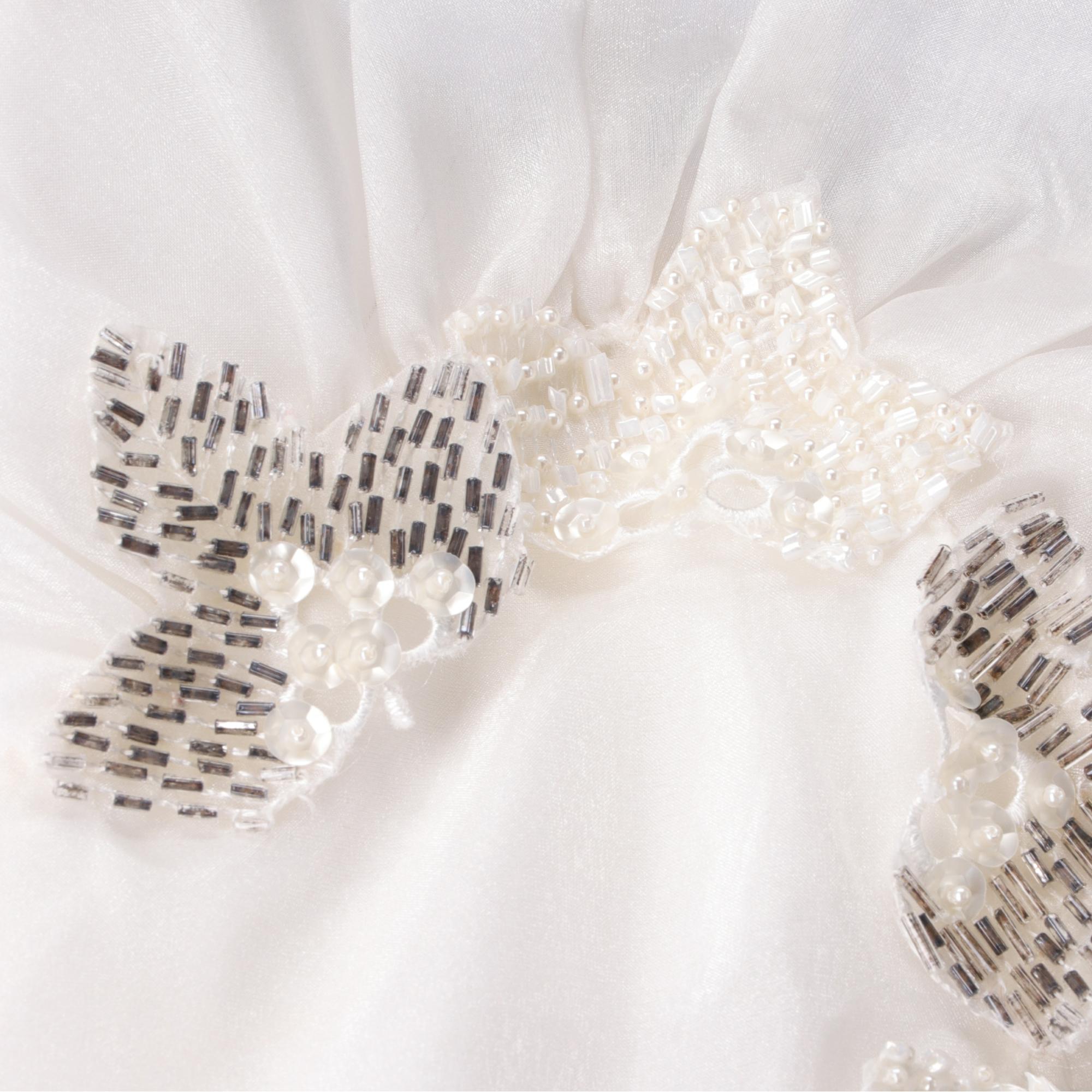 Weißes Hochzeitskleid aus den 1980er Jahren mit Volant im Angebot 3
