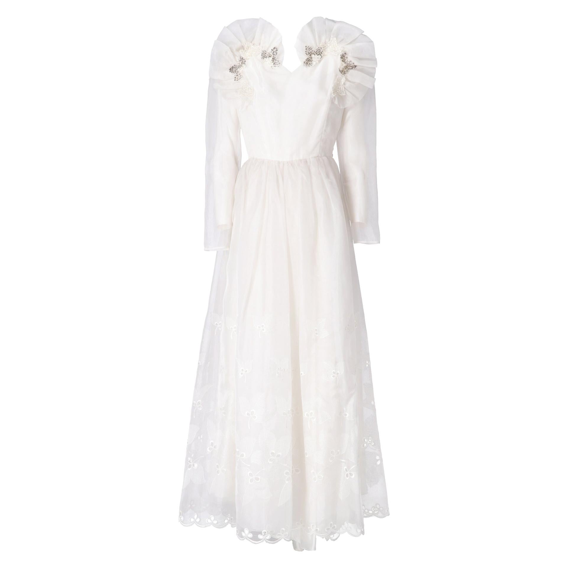 Weißes Hochzeitskleid aus den 1980er Jahren mit Volant im Angebot
