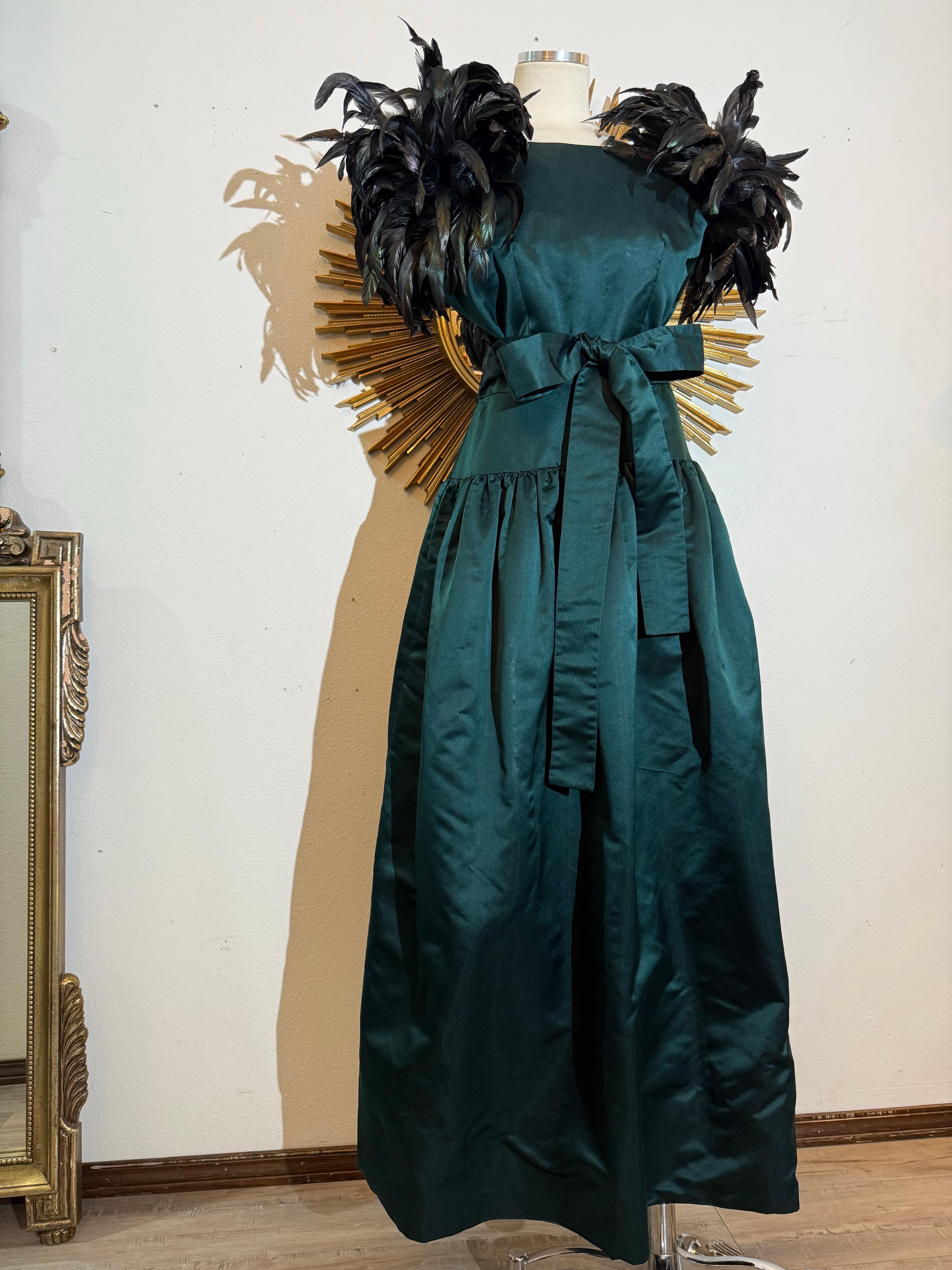 1980er William Pearson Tiefes Waldgrünes Herzogin-Satin-Kleid mit unerhörten Federn im Angebot 5