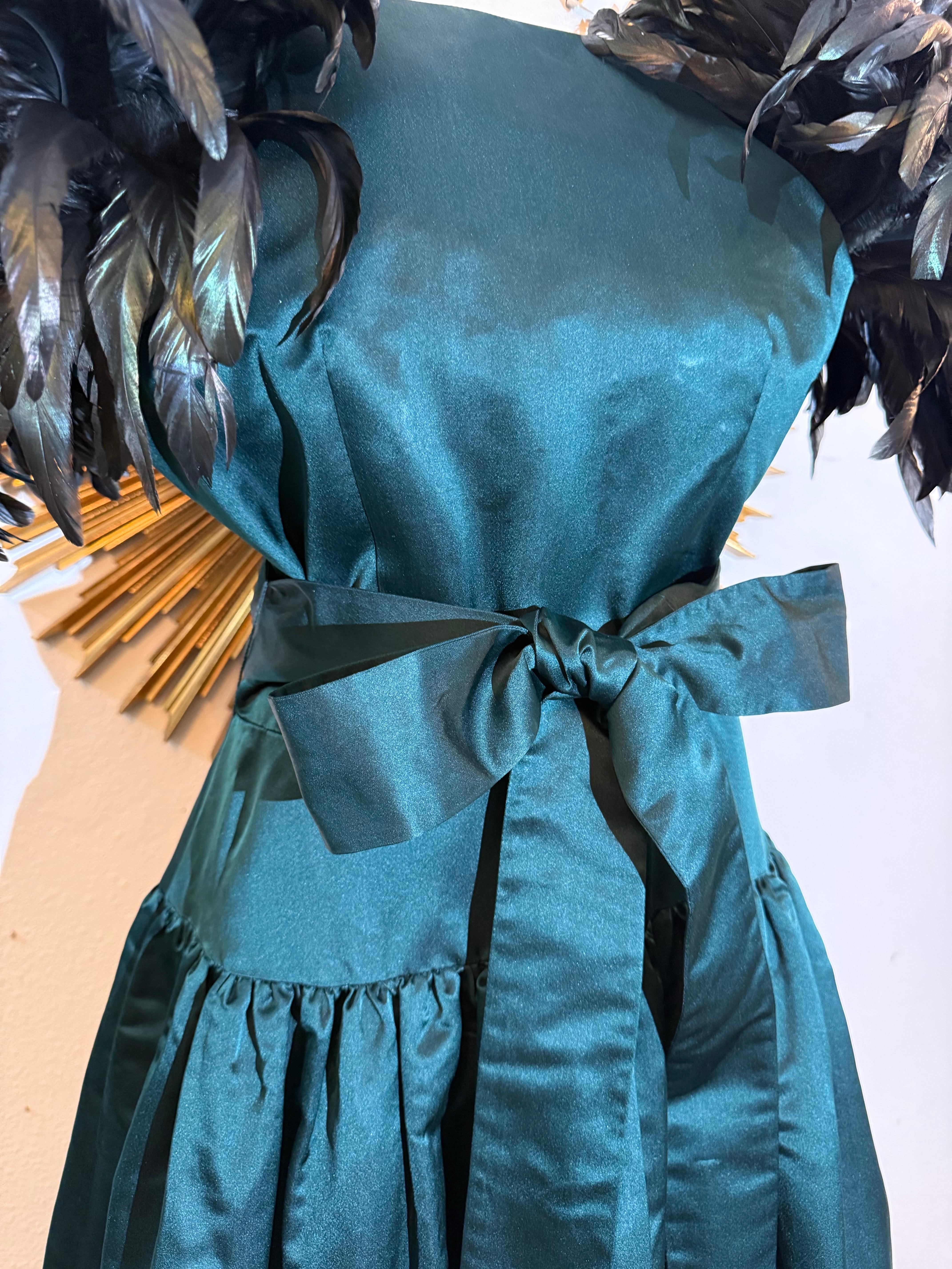 1980er William Pearson Tiefes Waldgrünes Herzogin-Satin-Kleid mit unerhörten Federn im Angebot 6