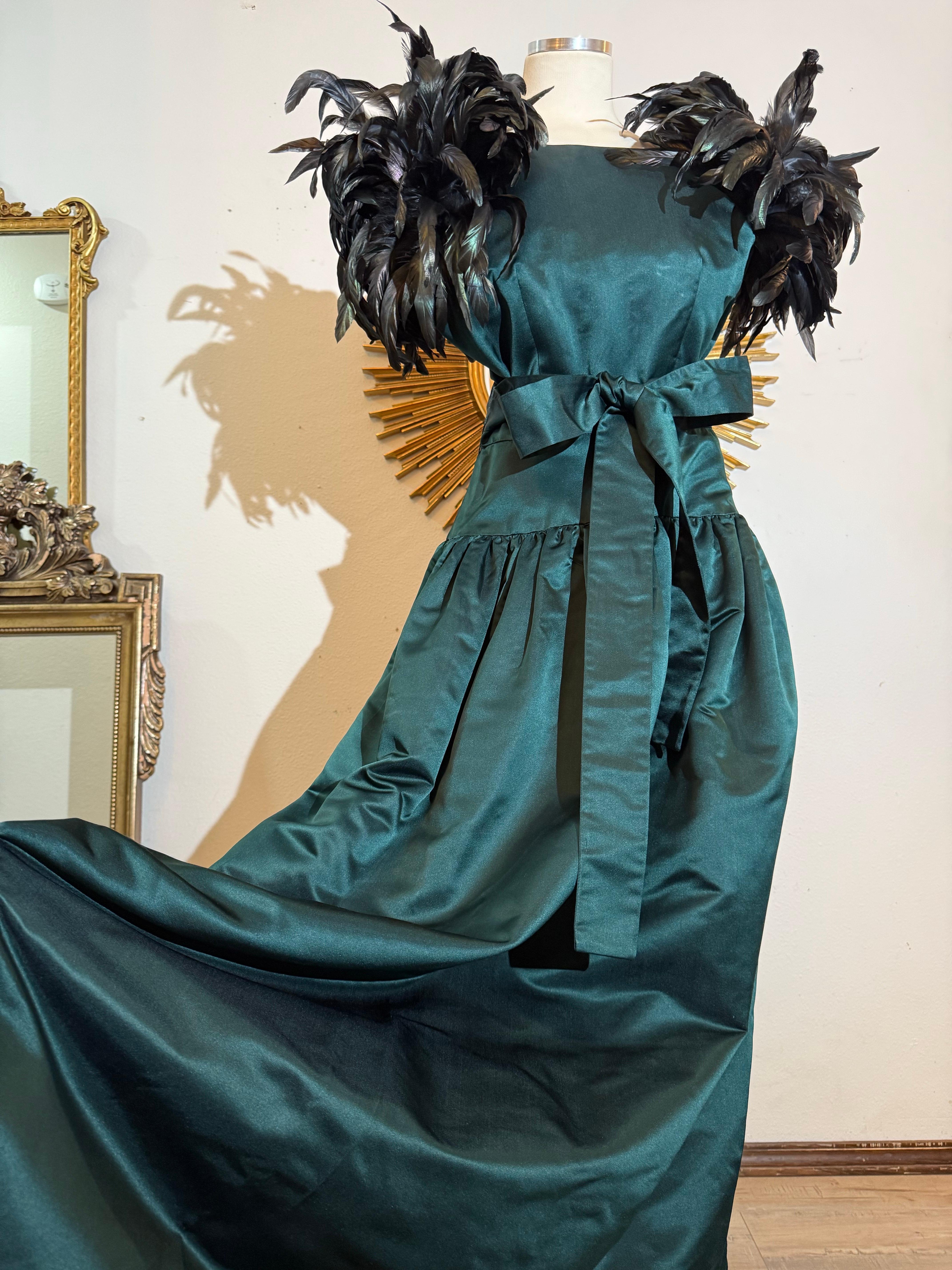 1980er William Pearson Tiefes Waldgrünes Herzogin-Satin-Kleid mit unerhörten Federn im Angebot 7