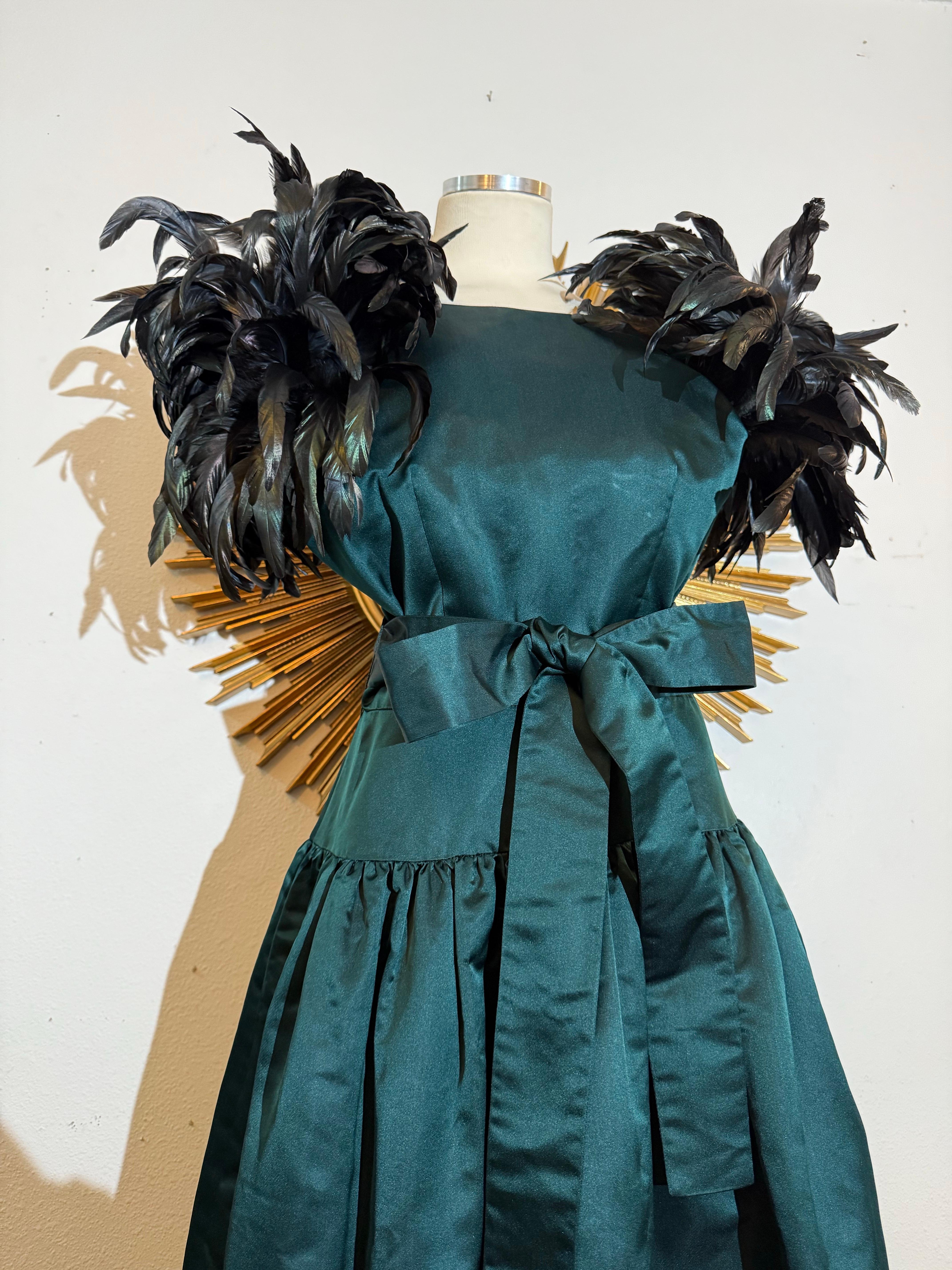 1980er William Pearson Tiefes Waldgrünes Herzogin-Satin-Kleid mit unerhörten Federn im Angebot 8