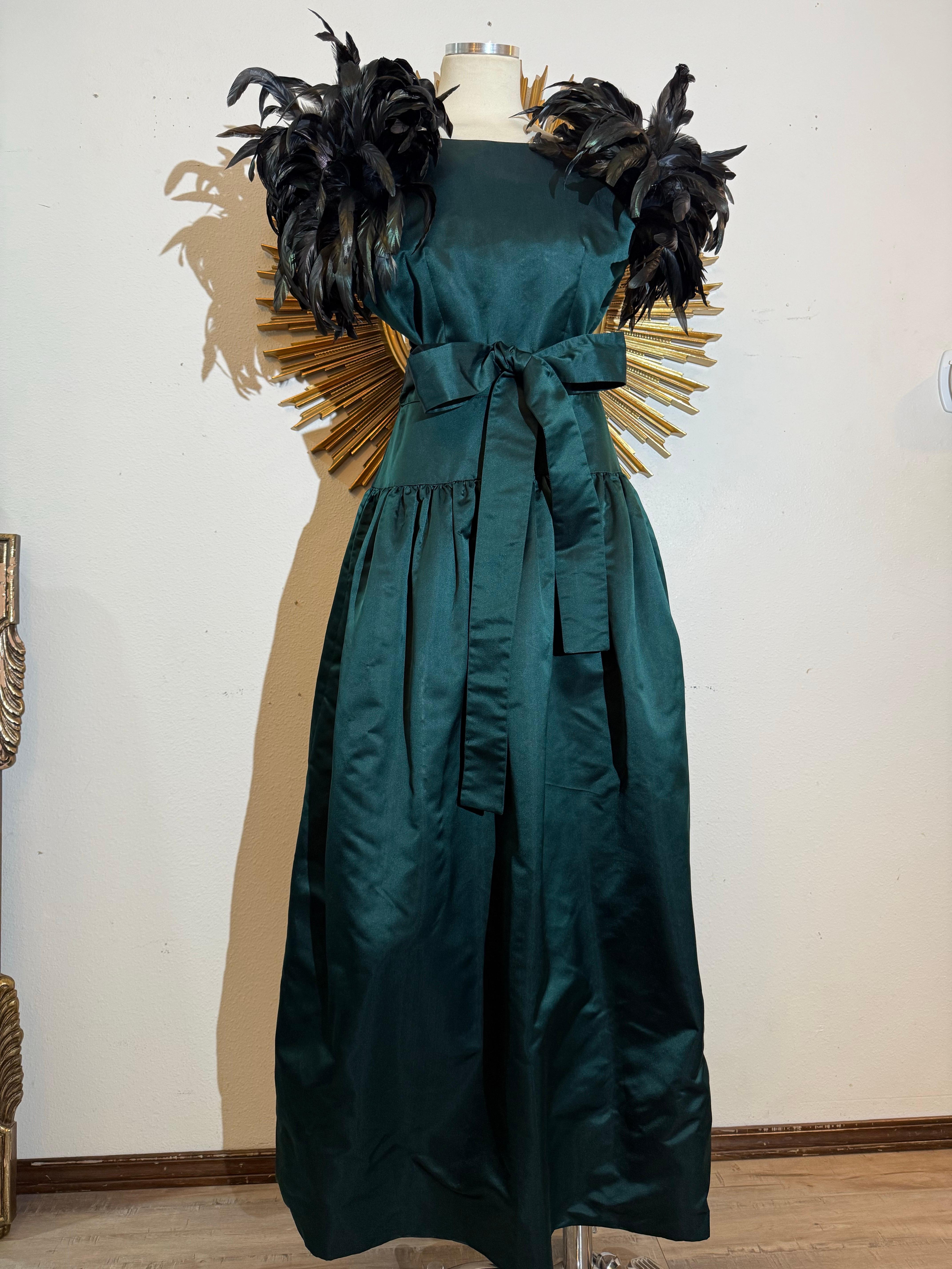 1980er William Pearson Tiefes Waldgrünes Herzogin-Satin-Kleid mit unerhörten Federn (Schwarz) im Angebot