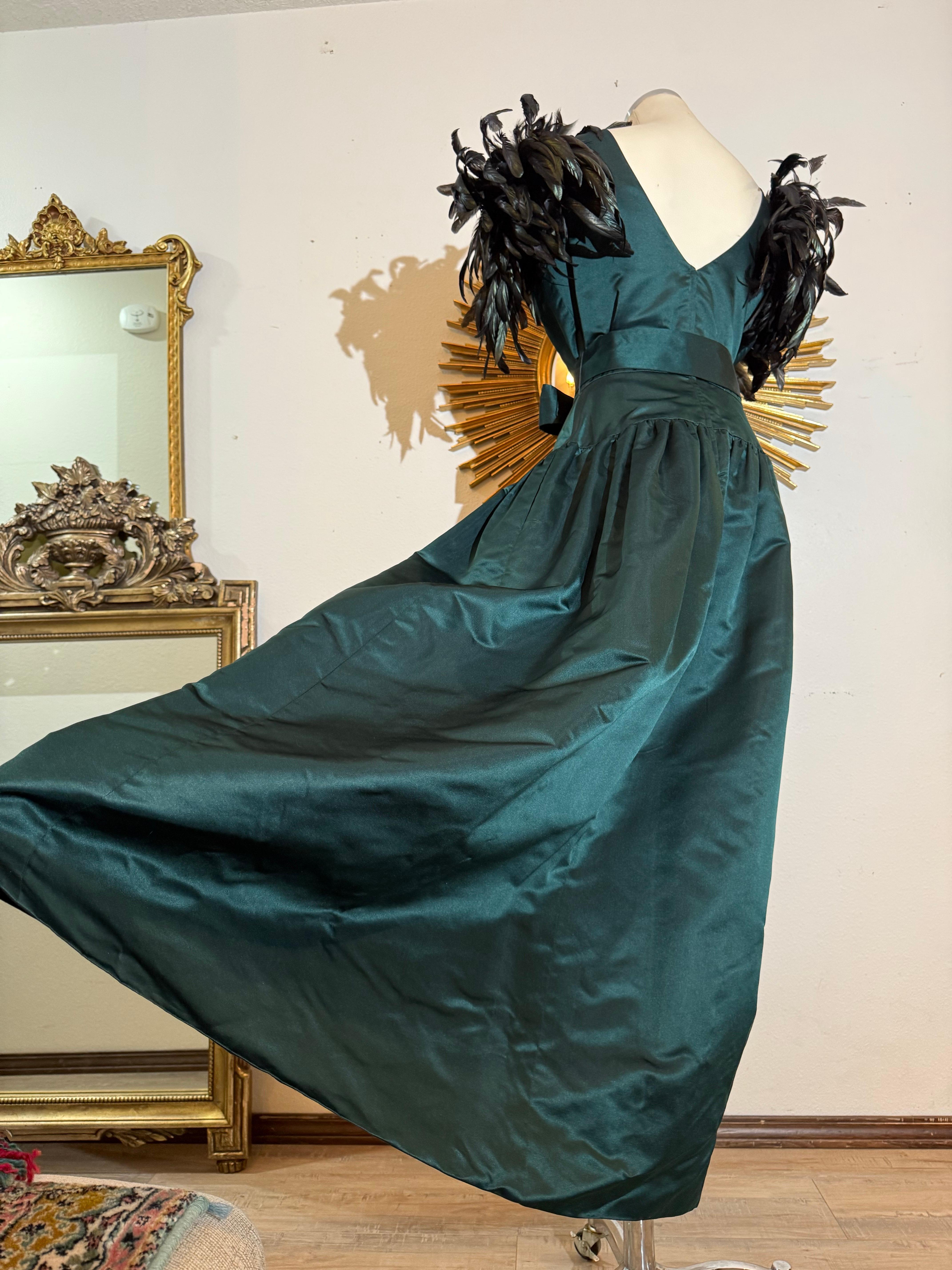 1980er William Pearson Tiefes Waldgrünes Herzogin-Satin-Kleid mit unerhörten Federn im Zustand „Hervorragend“ im Angebot in Gresham, OR