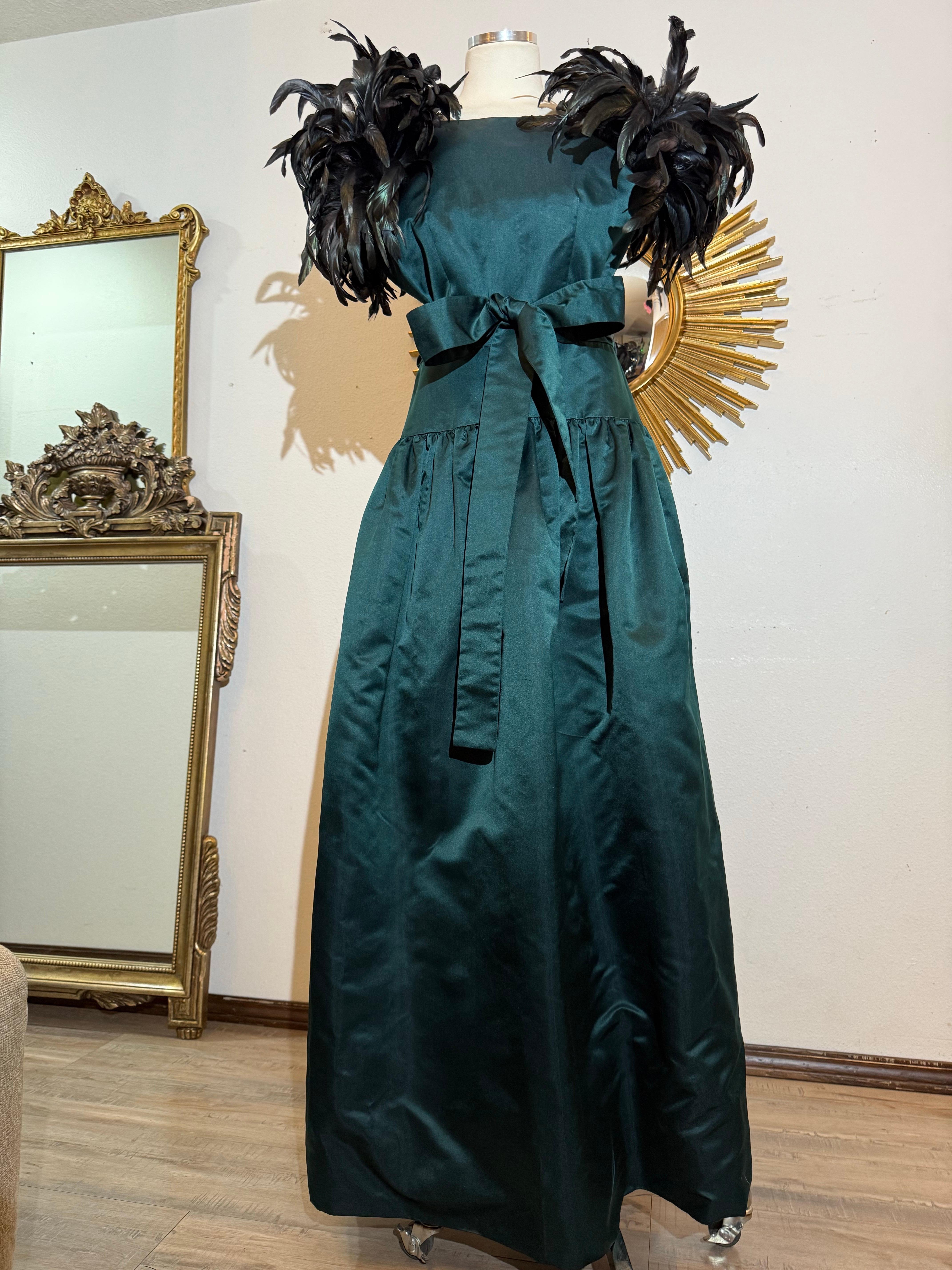 1980er William Pearson Tiefes Waldgrünes Herzogin-Satin-Kleid mit unerhörten Federn im Angebot 2