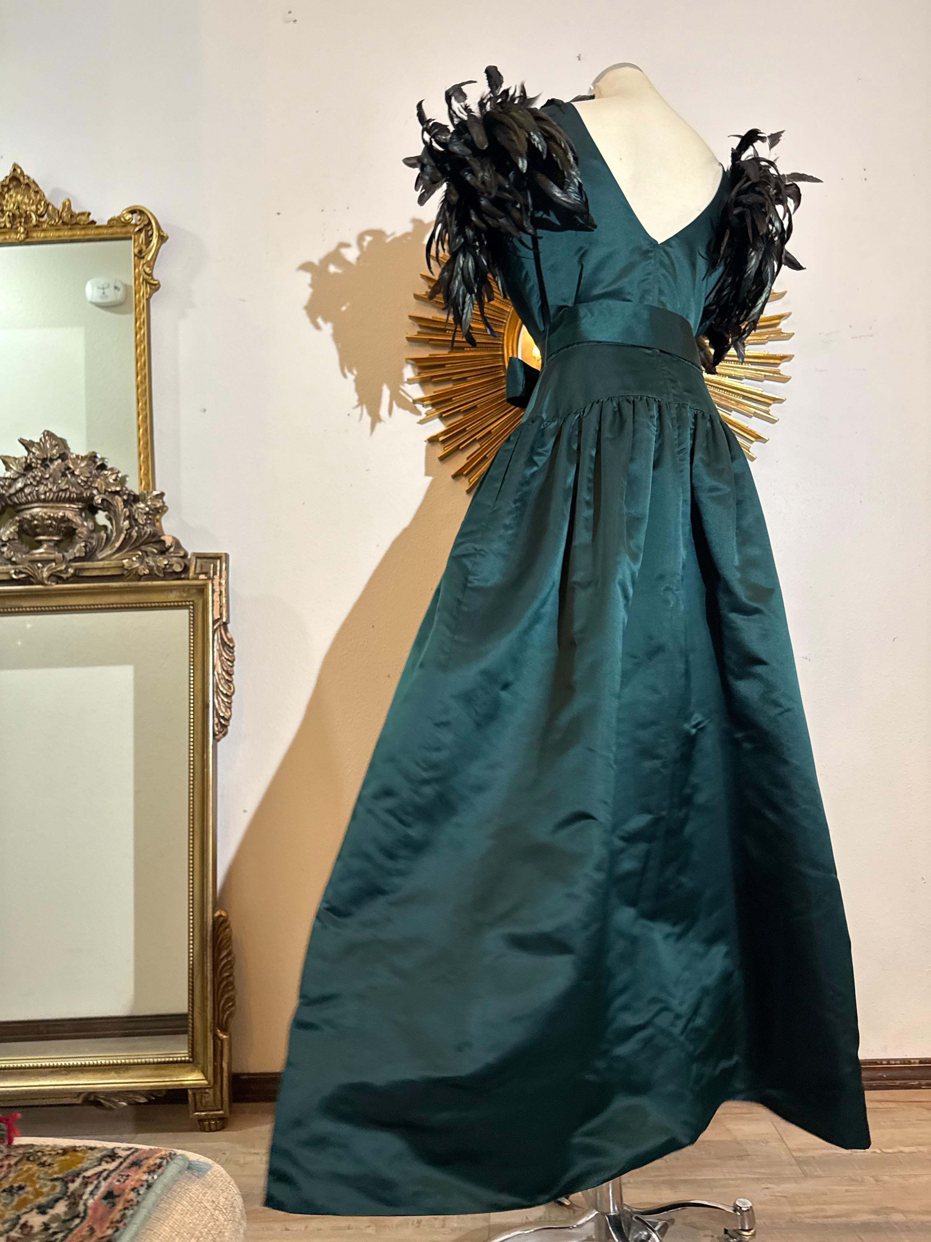 1980er William Pearson Tiefes Waldgrünes Herzogin-Satin-Kleid mit unerhörten Federn im Angebot 3