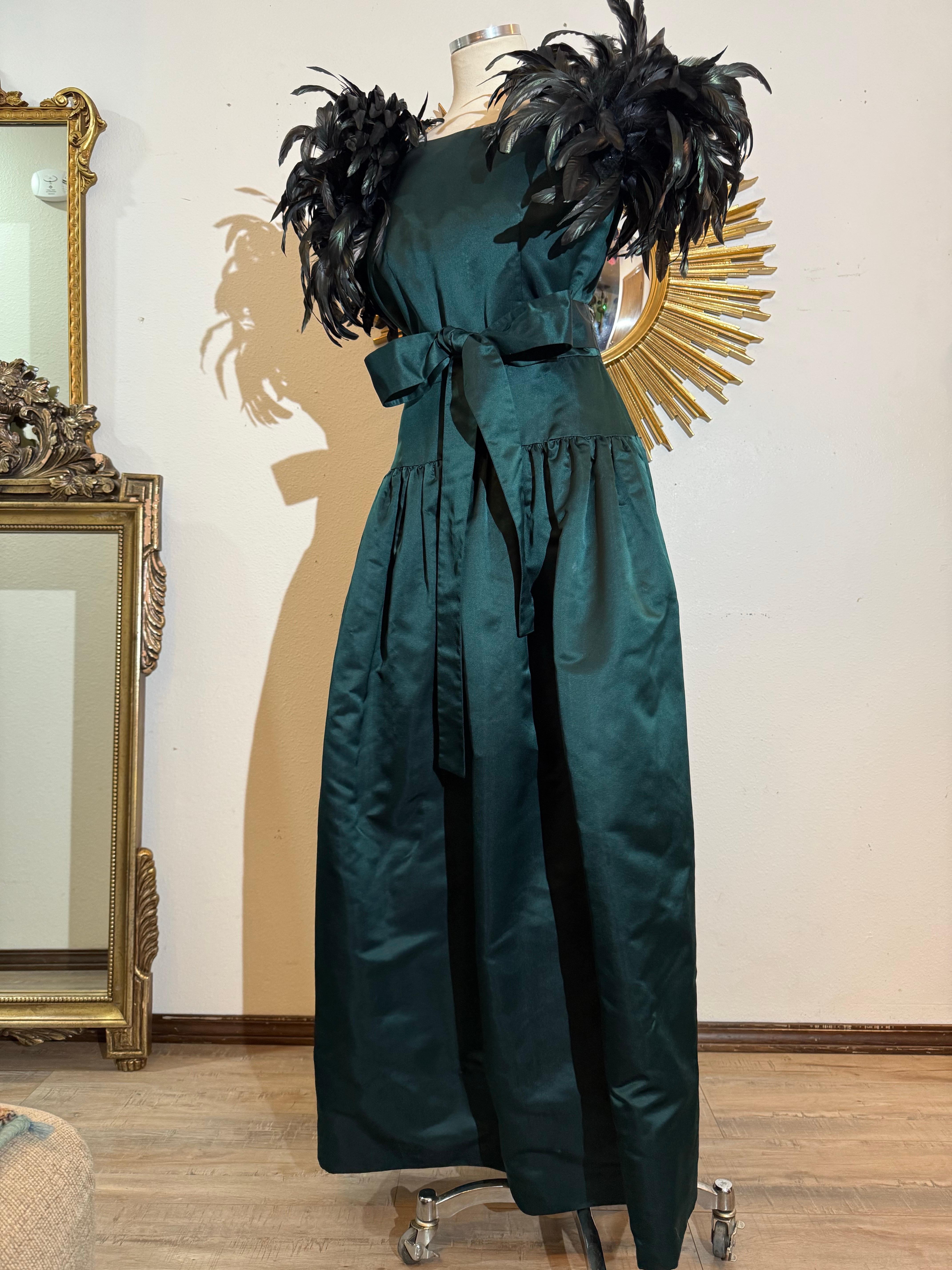 1980er William Pearson Tiefes Waldgrünes Herzogin-Satin-Kleid mit unerhörten Federn im Angebot 4
