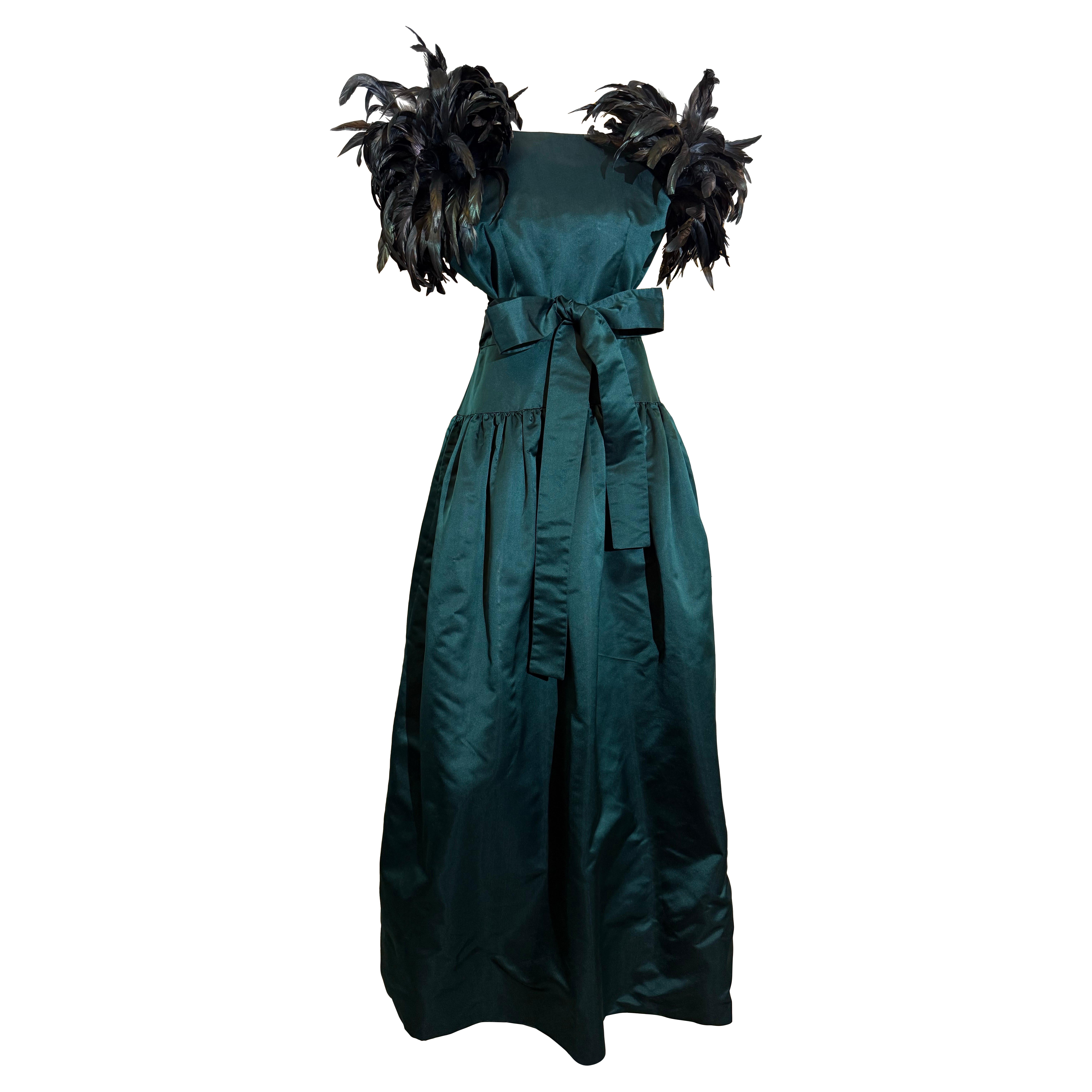 1980er William Pearson Tiefes Waldgrünes Herzogin-Satin-Kleid mit unerhörten Federn im Angebot