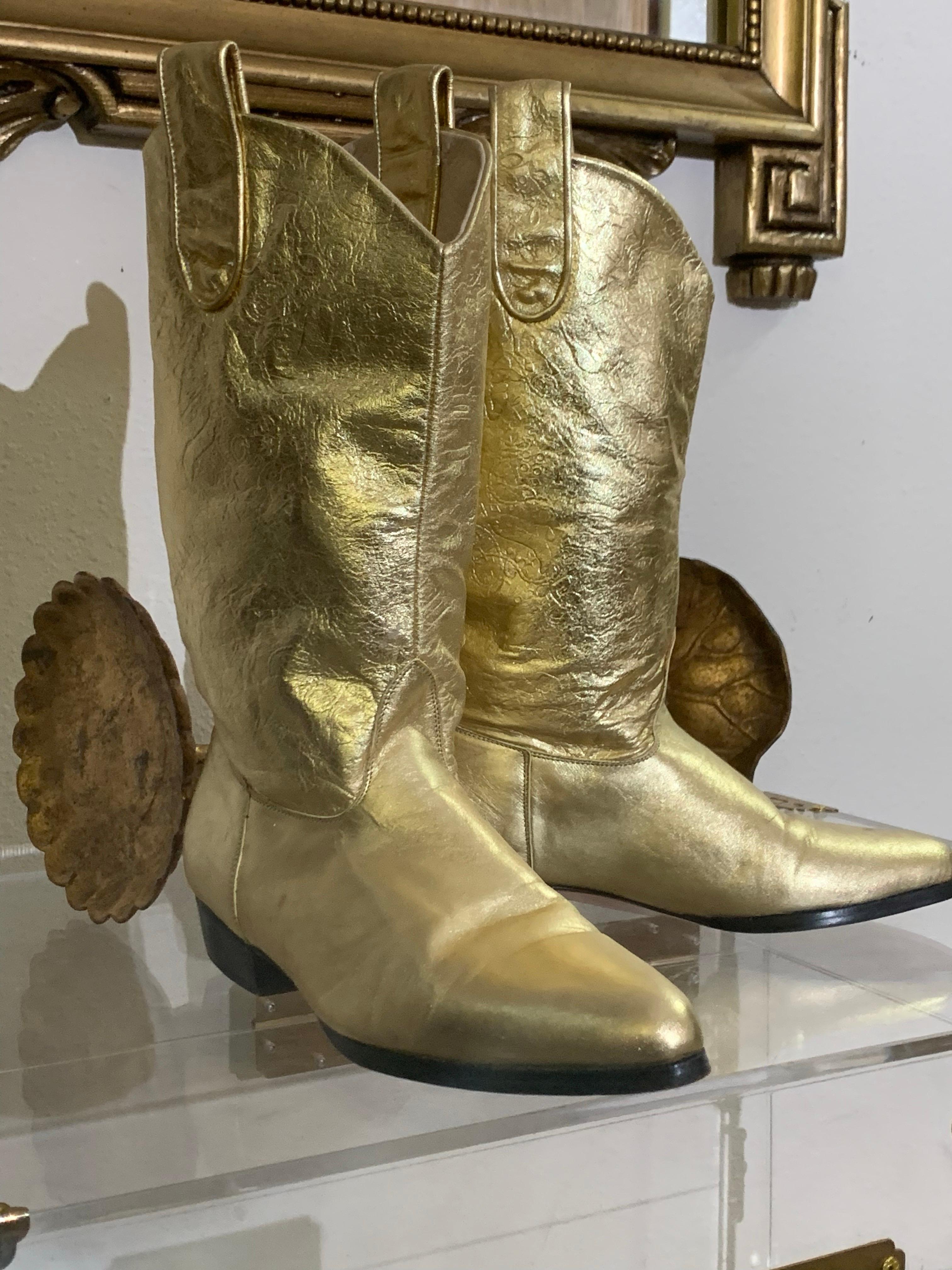 Stivali western metallizzati dorati da donna degli anni '80 in pelle morbida e rilassata:  Tacchi bassi e impilati, punte leggermente appuntite e passanti per stivali nella parte superiore. Suole in pelle. Facile da indossare. Taglia 7 1/2B