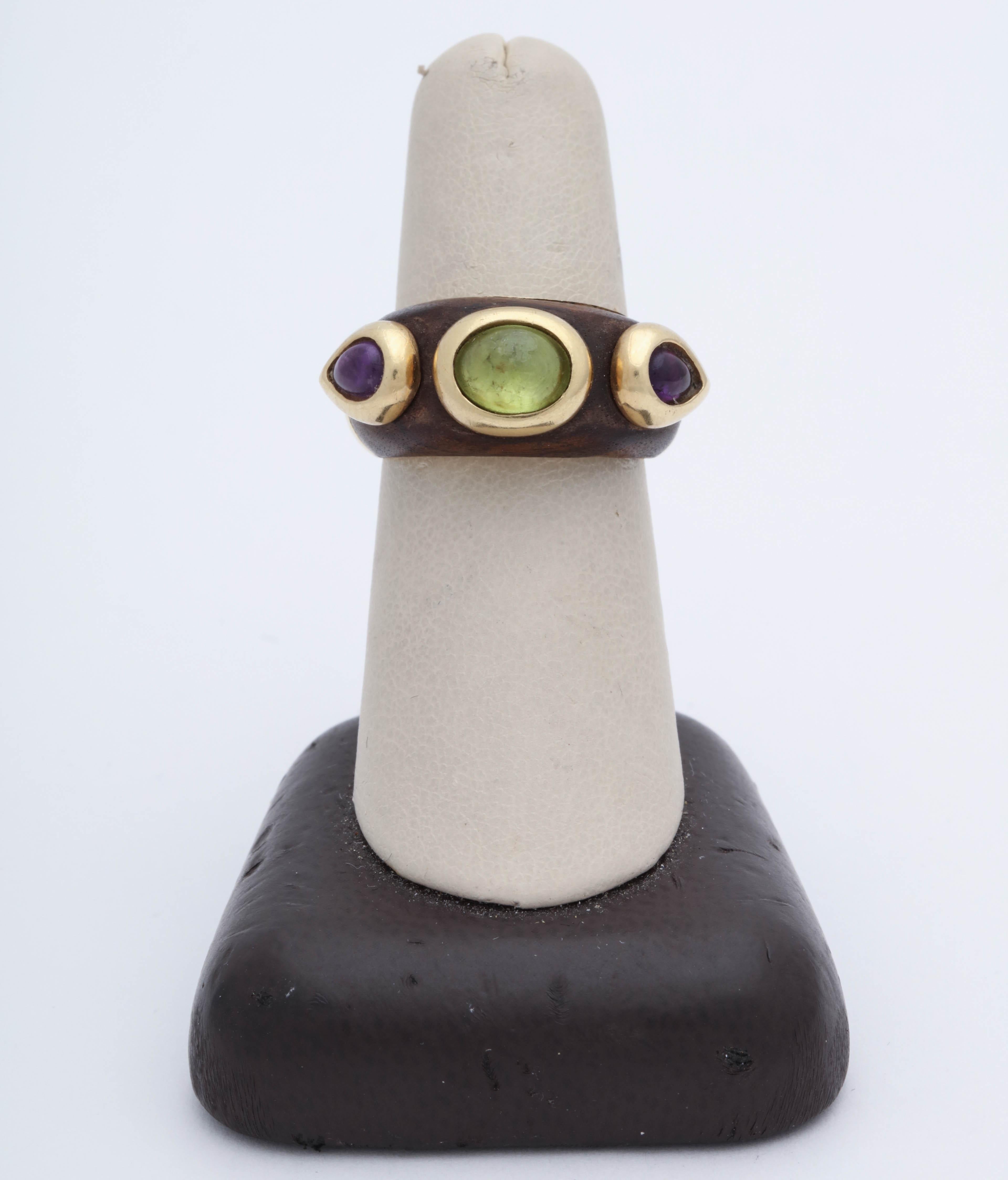 1980s Wood Amethyst with Cabochon Peridot Gold Cocktail Band Style Ring In Good Condition In New York, NY
