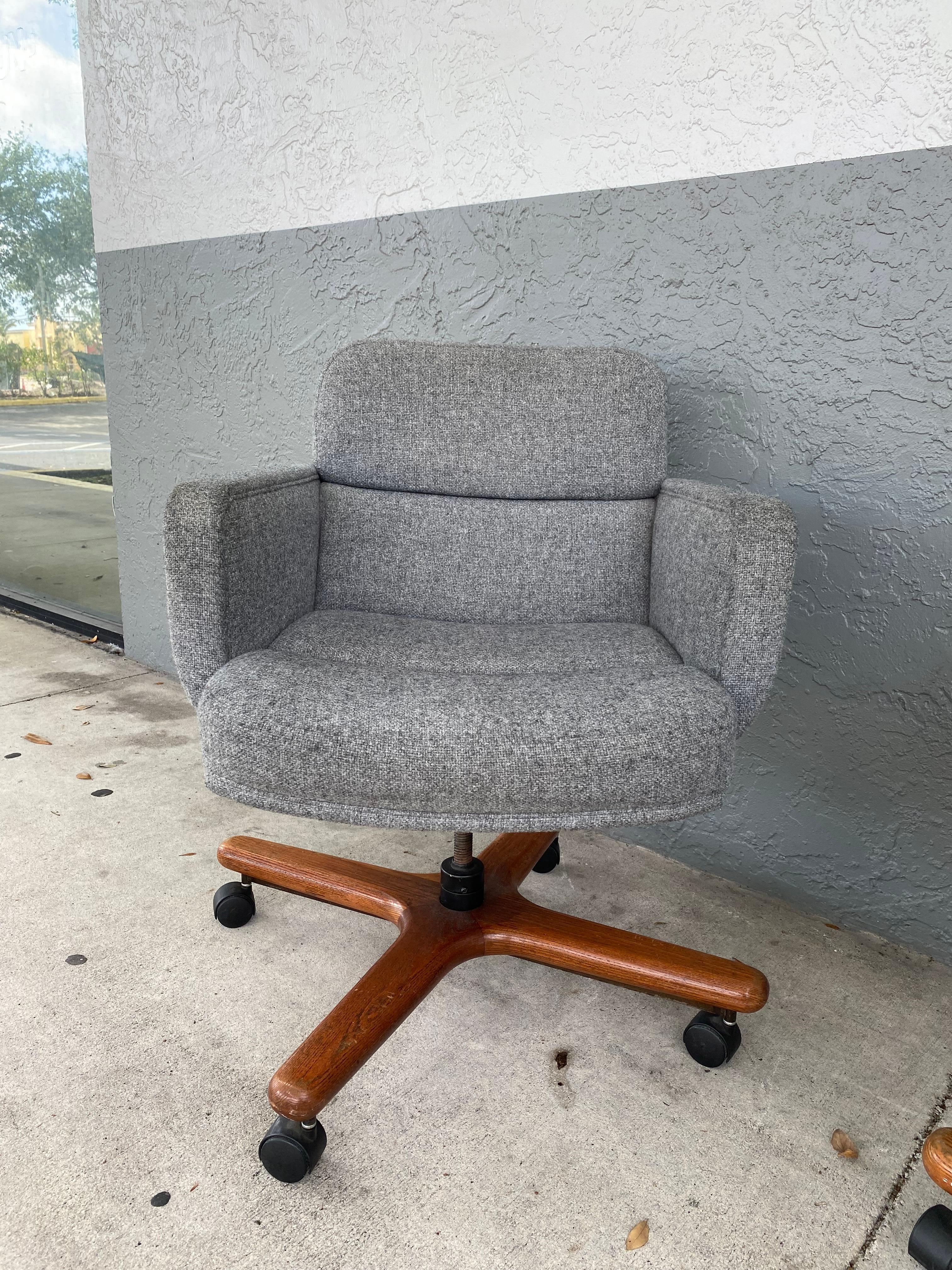 1980s Wood Base Office Swivel Chair In Good Condition For Sale In Fort Lauderdale, FL