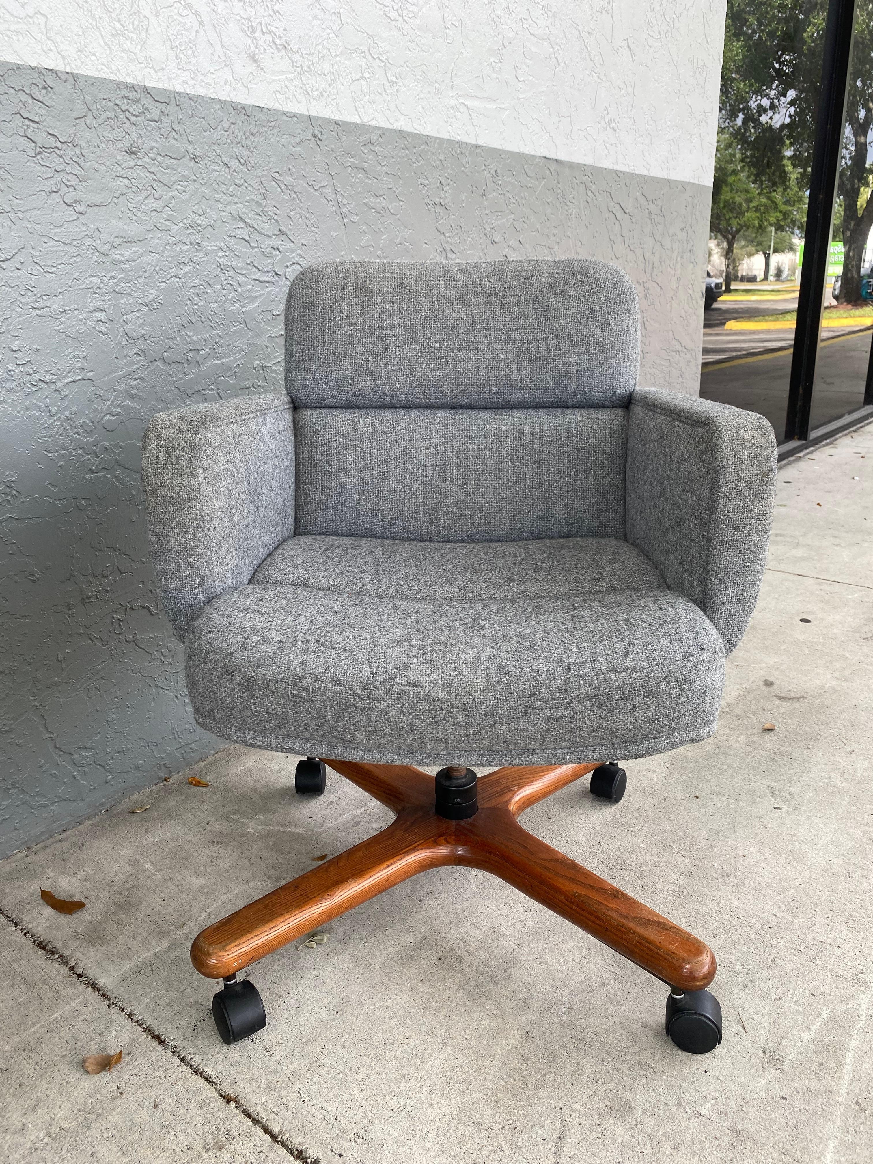 Late 20th Century 1980s Wood Base Office Swivel Chair For Sale