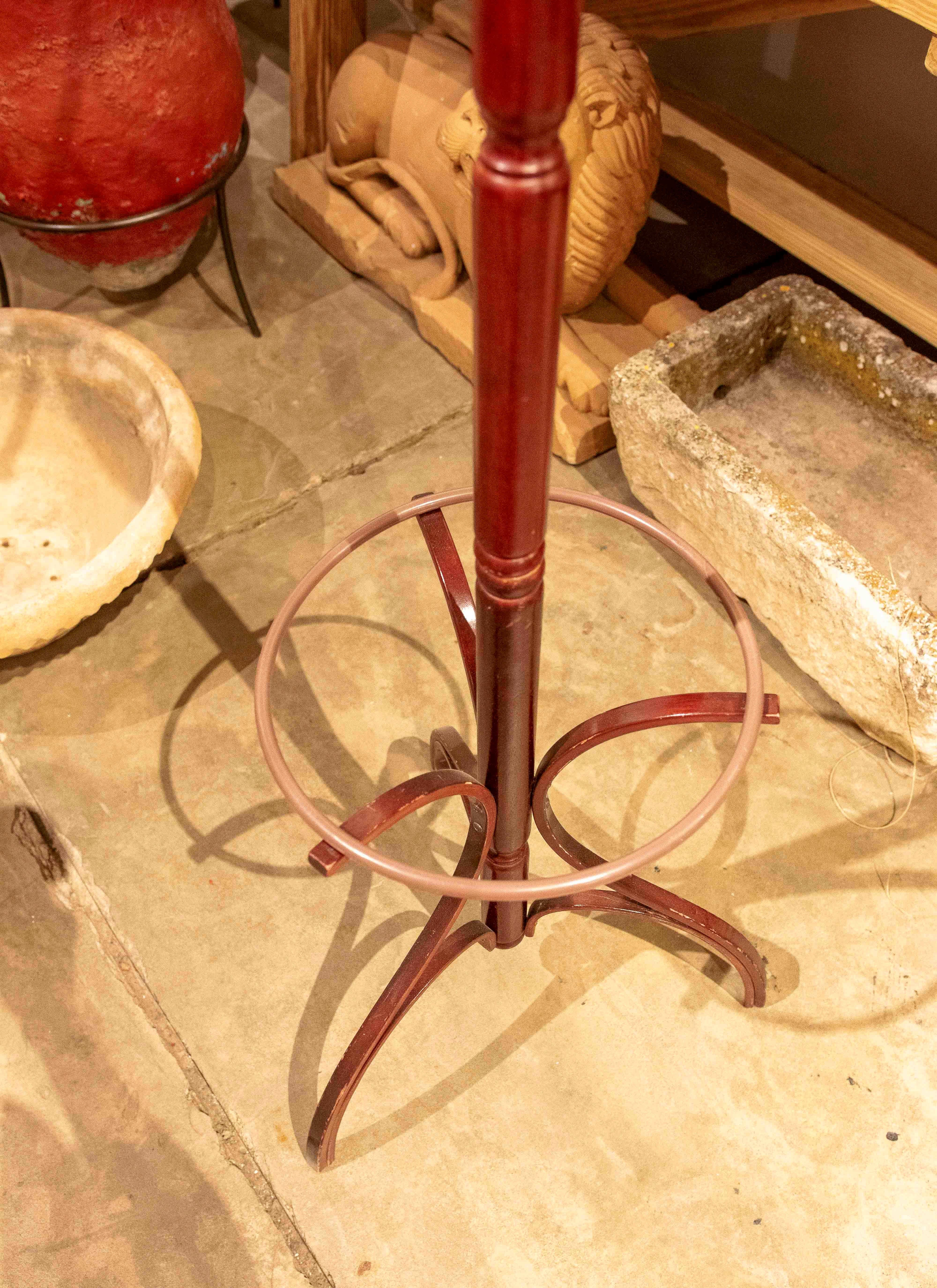 Appendiabiti in legno anni '80 in stile Thonet in mogano con cerchio inferiore in metallo in vendita 4