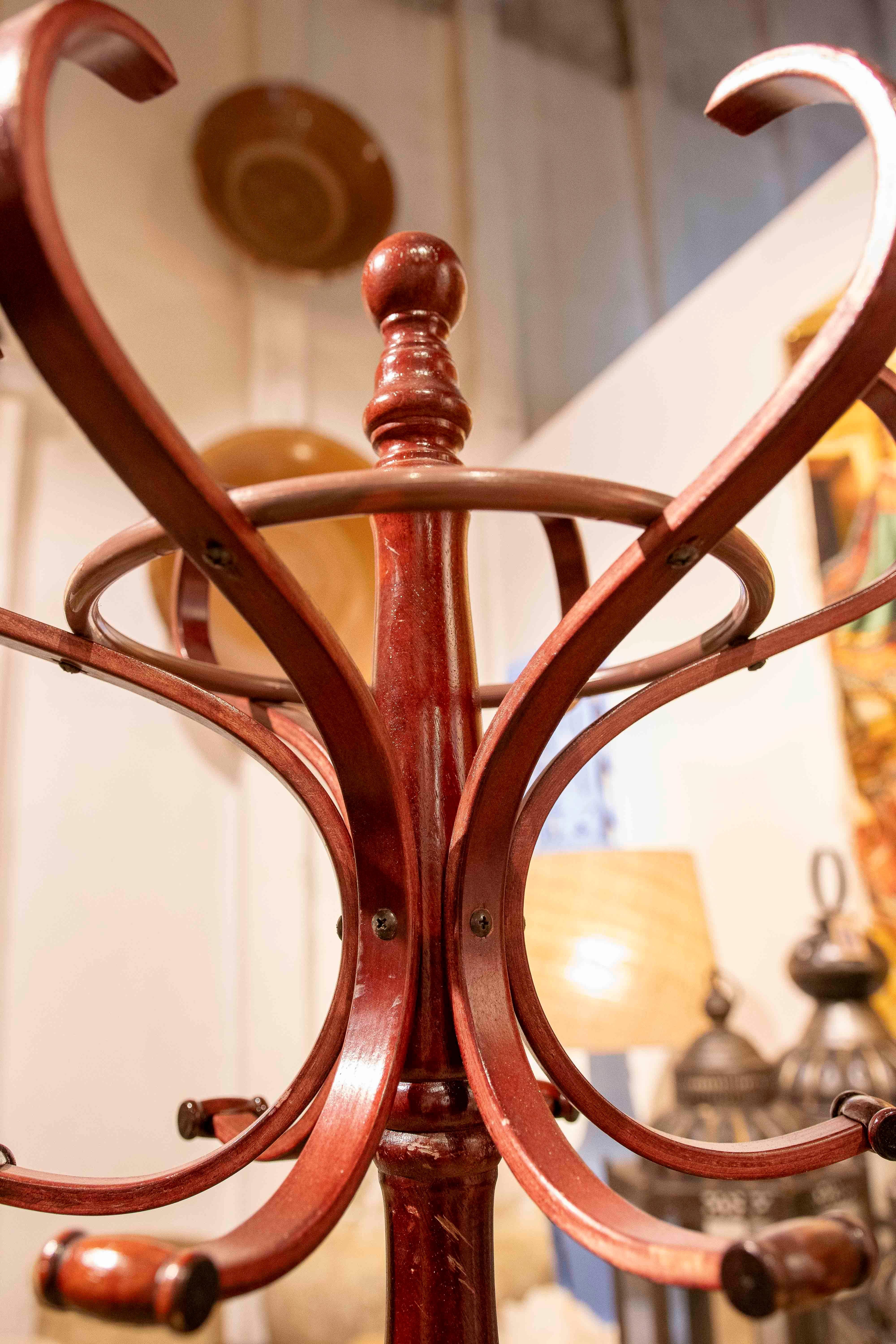 Appendiabiti in legno anni '80 in stile Thonet in mogano con cerchio inferiore in metallo in vendita 5