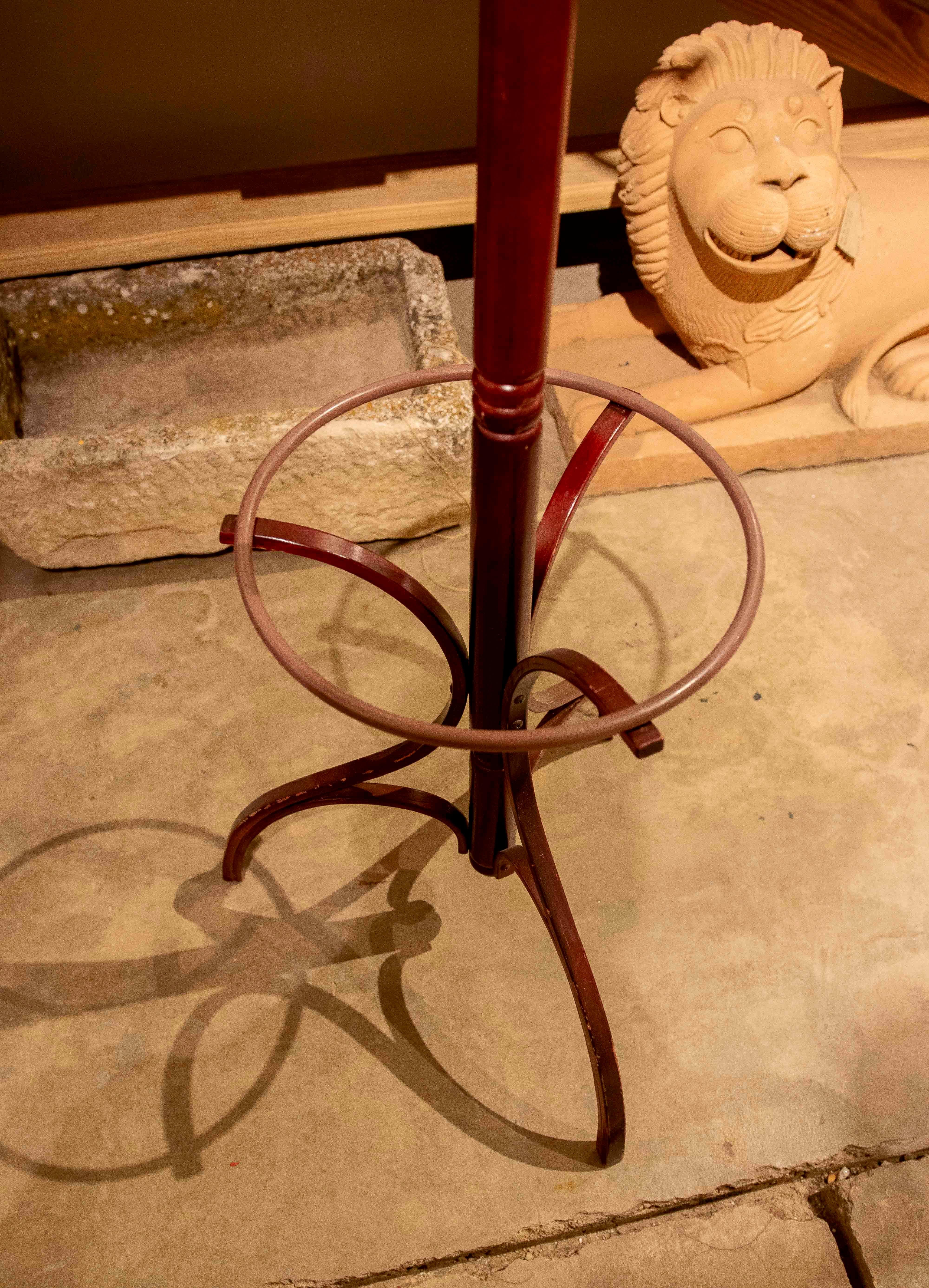 Metallo Appendiabiti in legno anni '80 in stile Thonet in mogano con cerchio inferiore in metallo in vendita